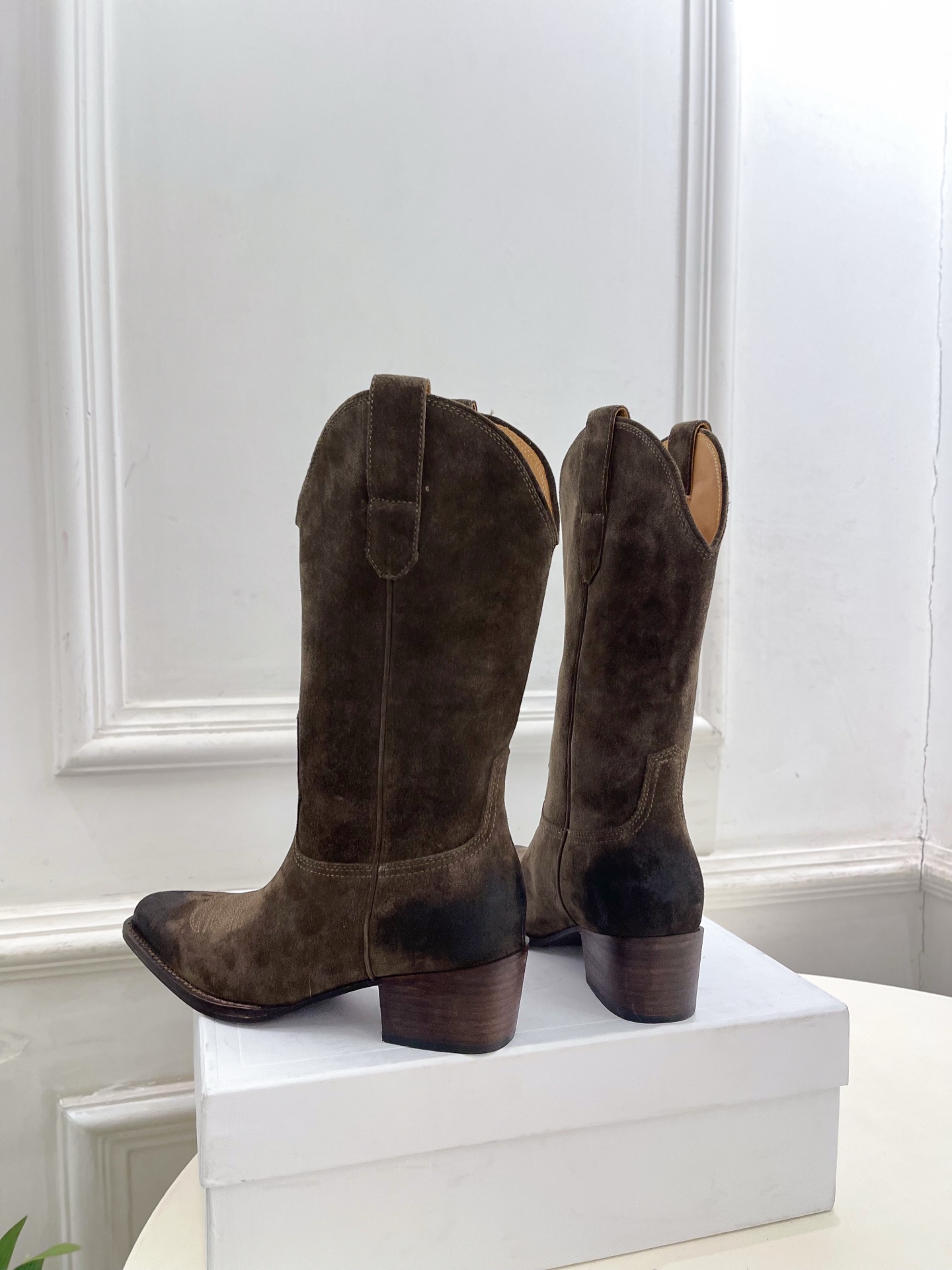 CELINE | 赛琳 26𝐬𝐬 💛2026秋冬新品 复古西部刺绣粗跟短靴 上新! 🔜BS 这一季的赛琳真的是开了 CELINE | 赛琳 26𝐬𝐬 💛2026秋冬新品 复古西部刺绣粗跟短靴 上新! 🔜BS 这一季的赛琳真的是开了