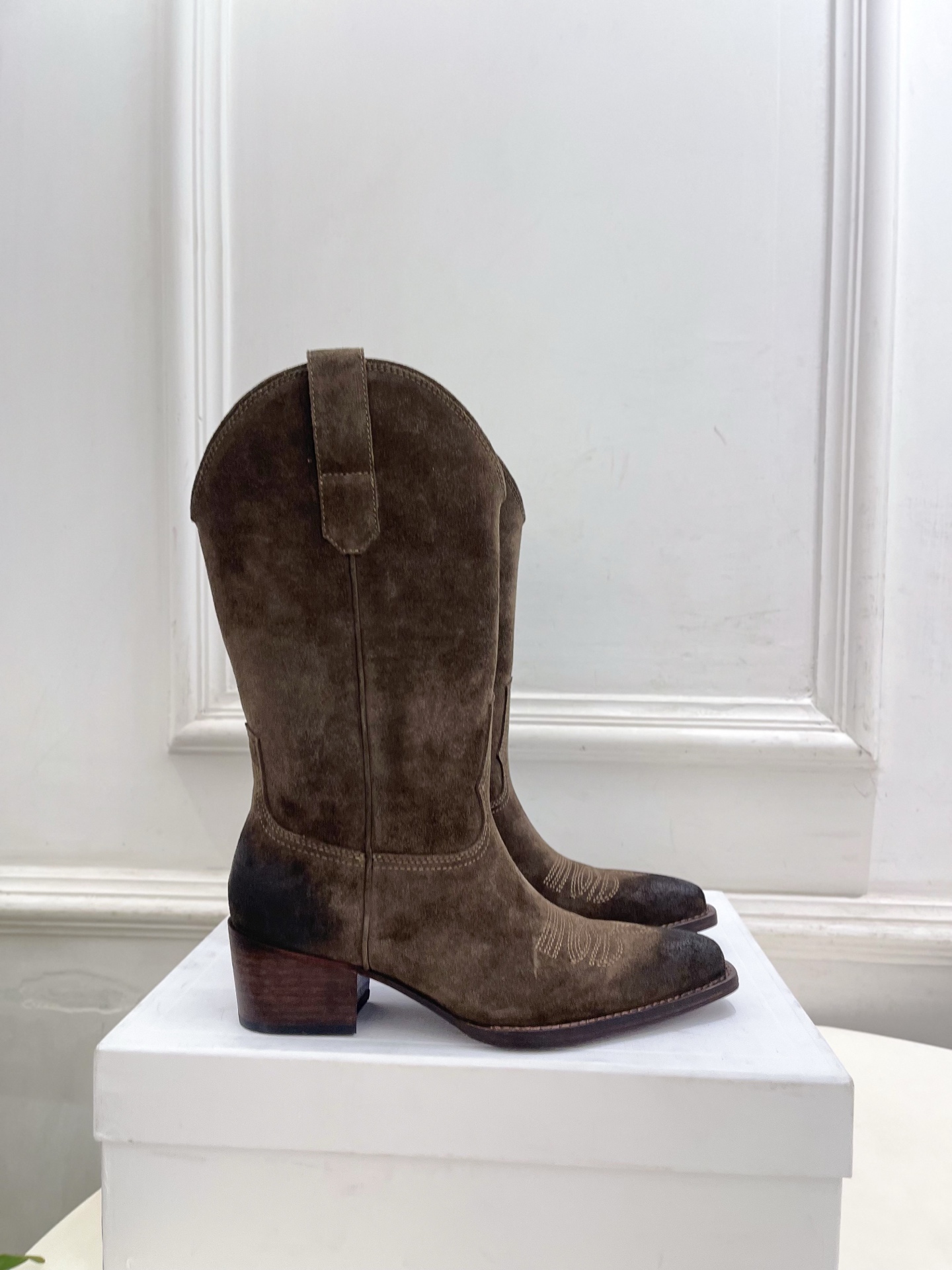 CELINE | 赛琳 26𝐬𝐬 💛2026秋冬新品 复古西部刺绣粗跟短靴 上新! 🔜BS 这一季的赛琳真的是开了 CELINE | 赛琳 26𝐬𝐬 💛2026秋冬新品 复古西部刺绣粗跟短靴 上新! 🔜BS 这一季的赛琳真的是开了