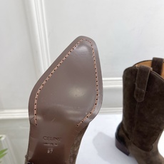 CELINE | 赛琳 26𝐬𝐬 💛2026秋冬新品 复古西部刺绣粗跟短靴 上新! 🔜BS 这一季的赛琳真的是开了 CELINE | 赛琳 26𝐬𝐬 💛2026秋冬新品 复古西部刺绣粗跟短靴 上新! 🔜BS 这一季的赛琳真的是开了