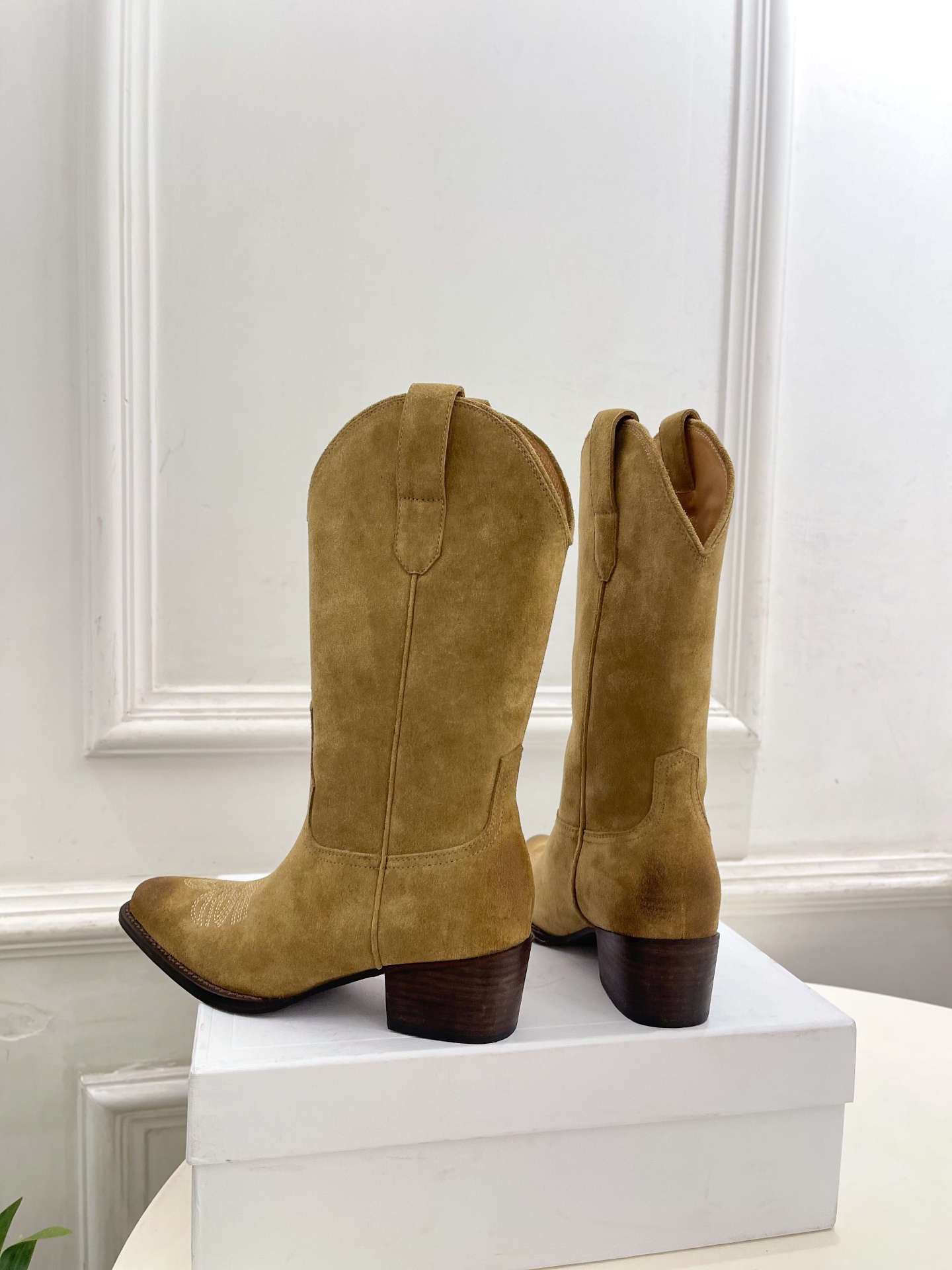 CELINE | 赛琳 26𝐬𝐬 💛2026秋冬新品 复古西部刺绣粗跟短靴 上新! 🔜BS 这一季的赛琳真的是开了 CELINE | 赛琳 26𝐬𝐬 💛2026秋冬新品 复古西部刺绣粗跟短靴 上新! 🔜BS 这一季的赛琳真的是开了