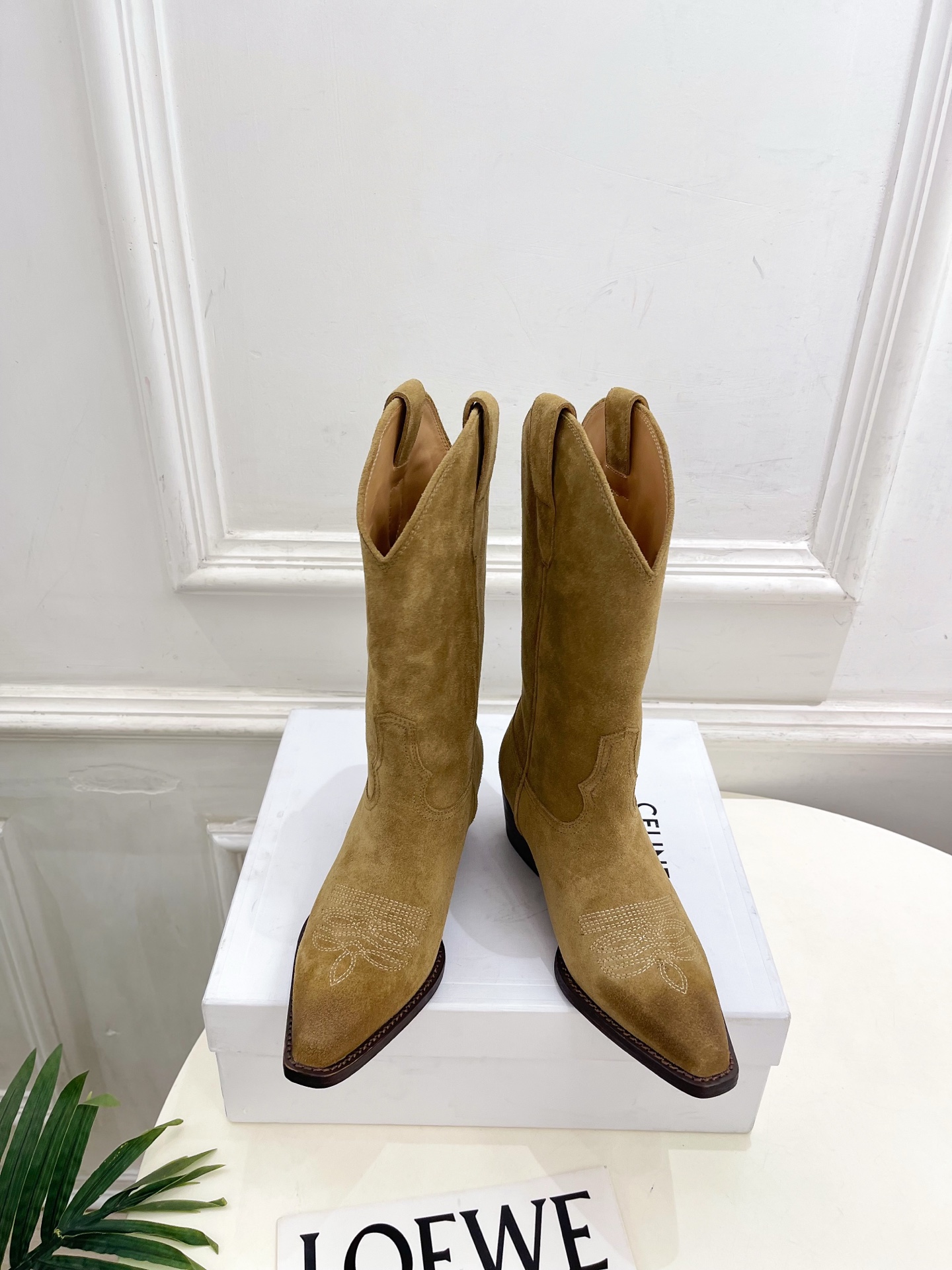 CELINE | 赛琳 26𝐬𝐬 💛2026秋冬新品 复古西部刺绣粗跟短靴 上新! 🔜BS 这一季的赛琳真的是开了 CELINE | 赛琳 26𝐬𝐬 💛2026秋冬新品 复古西部刺绣粗跟短靴 上新! 🔜BS 这一季的赛琳真的是开了
