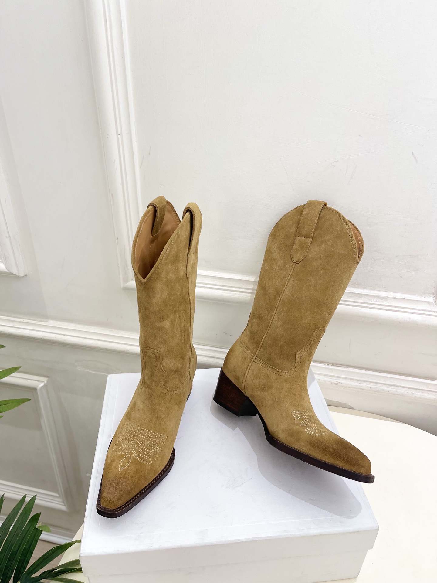 CELINE | 赛琳 26𝐬𝐬 💛2026秋冬新品 复古西部刺绣粗跟短靴 上新! 🔜BS 这一季的赛琳真的是开了 CELINE | 赛琳 26𝐬𝐬 💛2026秋冬新品 复古西部刺绣粗跟短靴 上新! 🔜BS 这一季的赛琳真的是开了