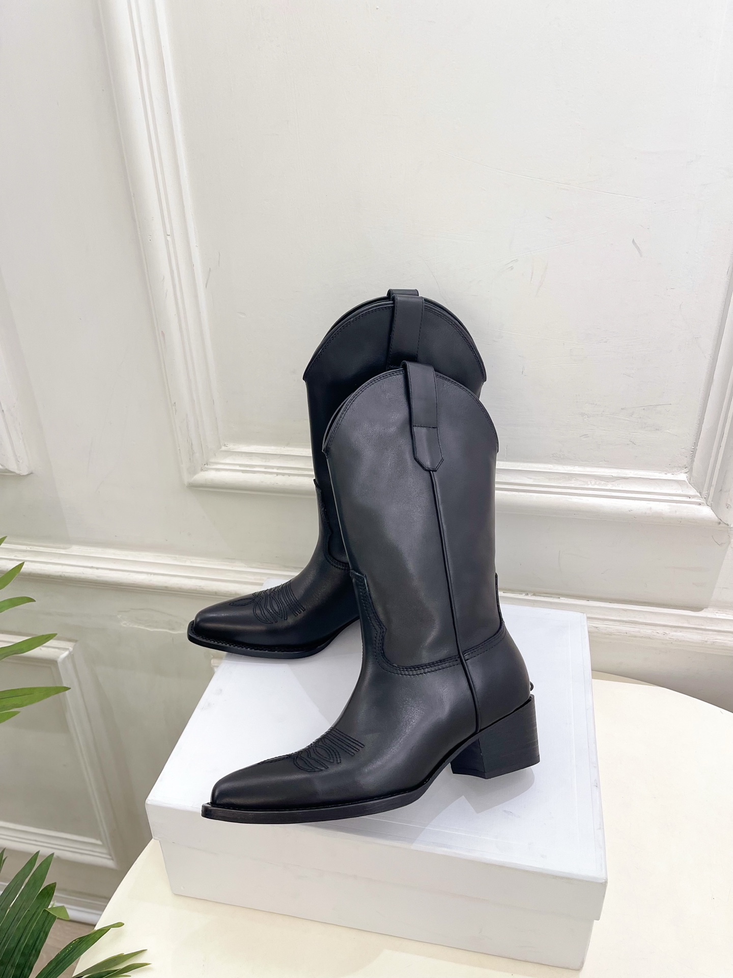 CELINE  | 赛琳  26𝐬𝐬  💛2026秋冬新品 复古西部刺绣粗跟短靴 上新！ 🔜BS 这一季的赛琳真的是开了