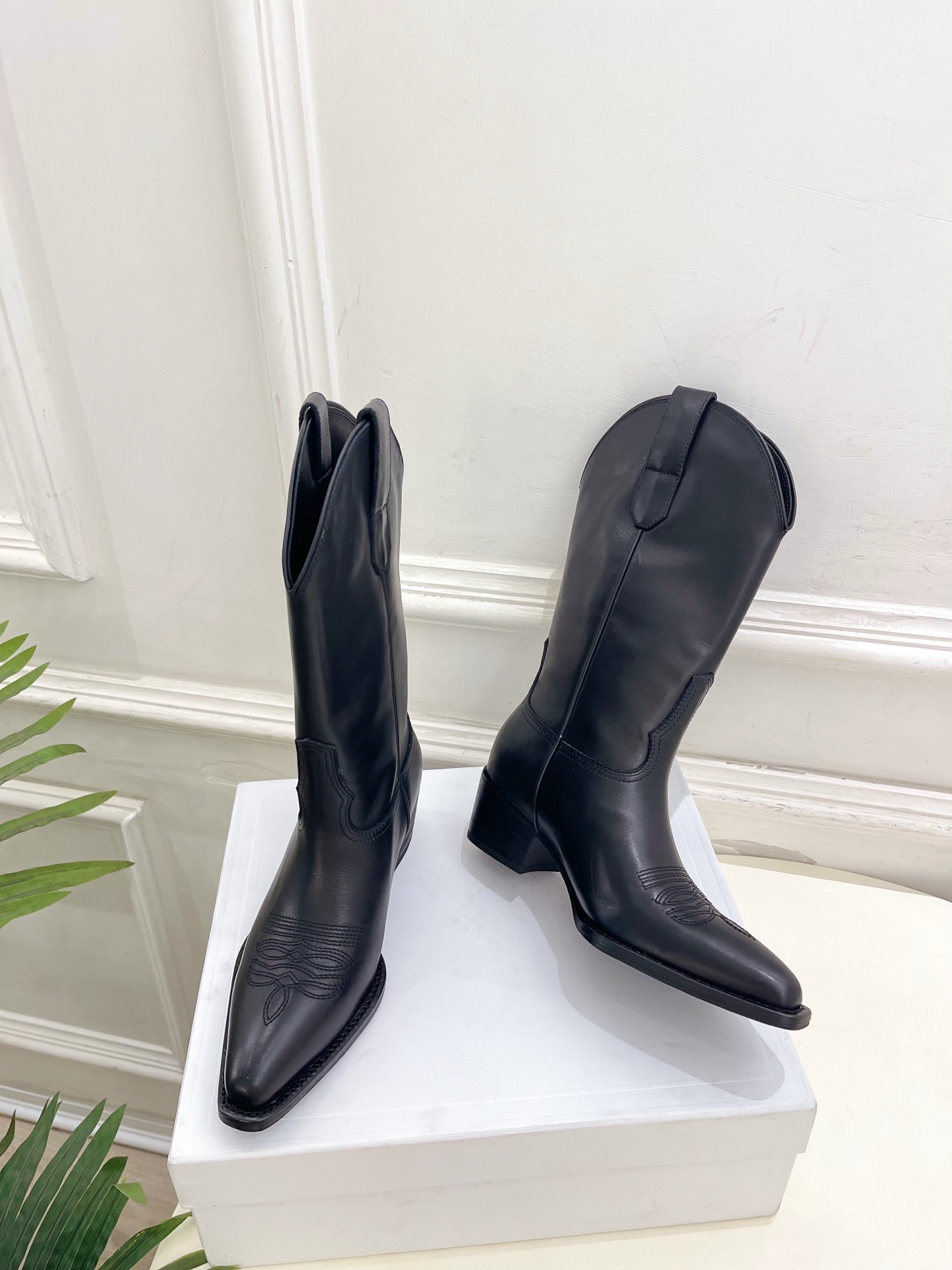 CELINE  | 赛琳  26𝐬𝐬  💛2026秋冬新品 复古西部刺绣粗跟短靴 上新！ 🔜BS 这一季的赛琳真的是开了
