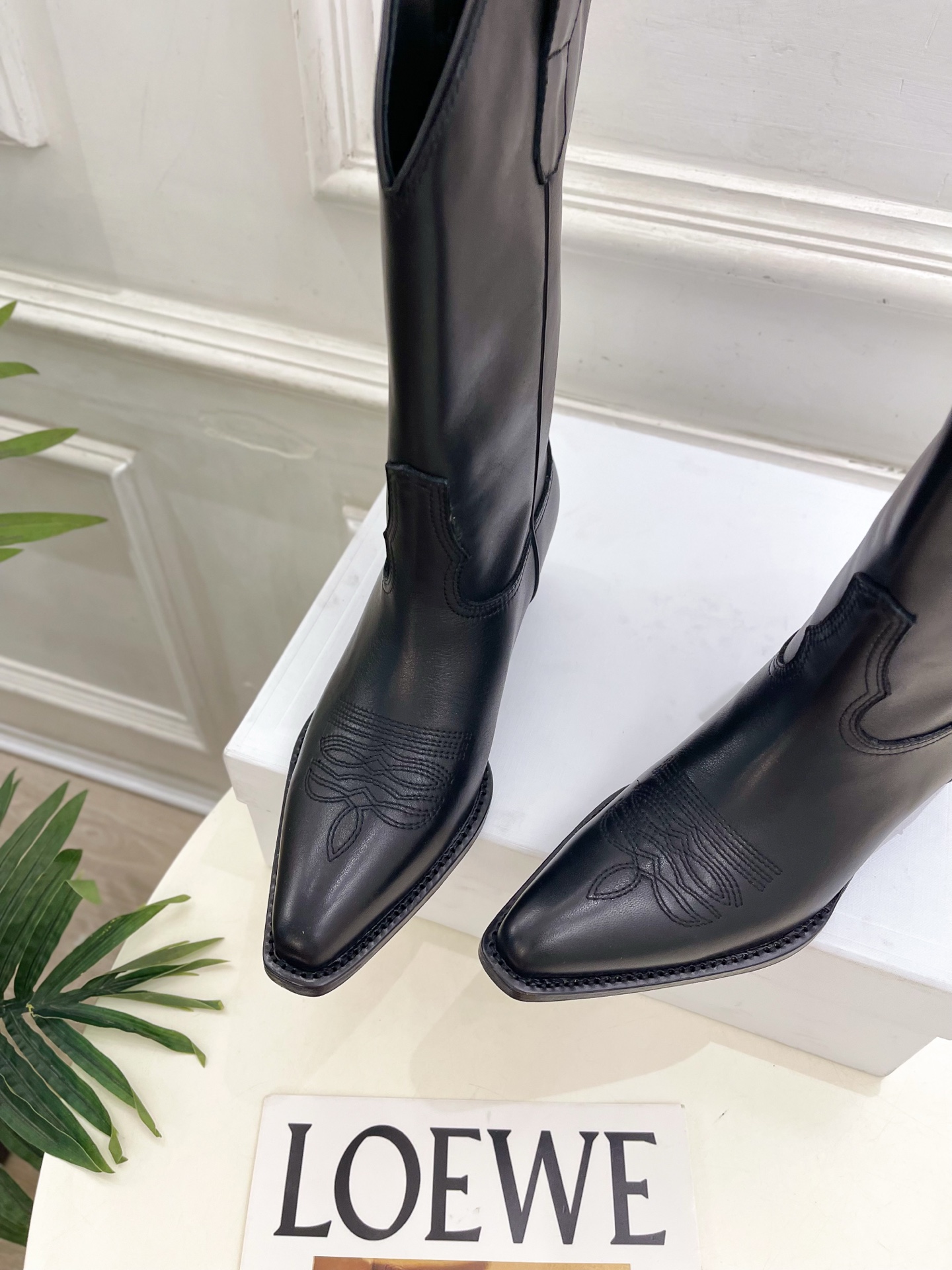 CELINE  | 赛琳  26𝐬𝐬  💛2026秋冬新品 复古西部刺绣粗跟短靴 上新！ 🔜BS 这一季的赛琳真的是开了