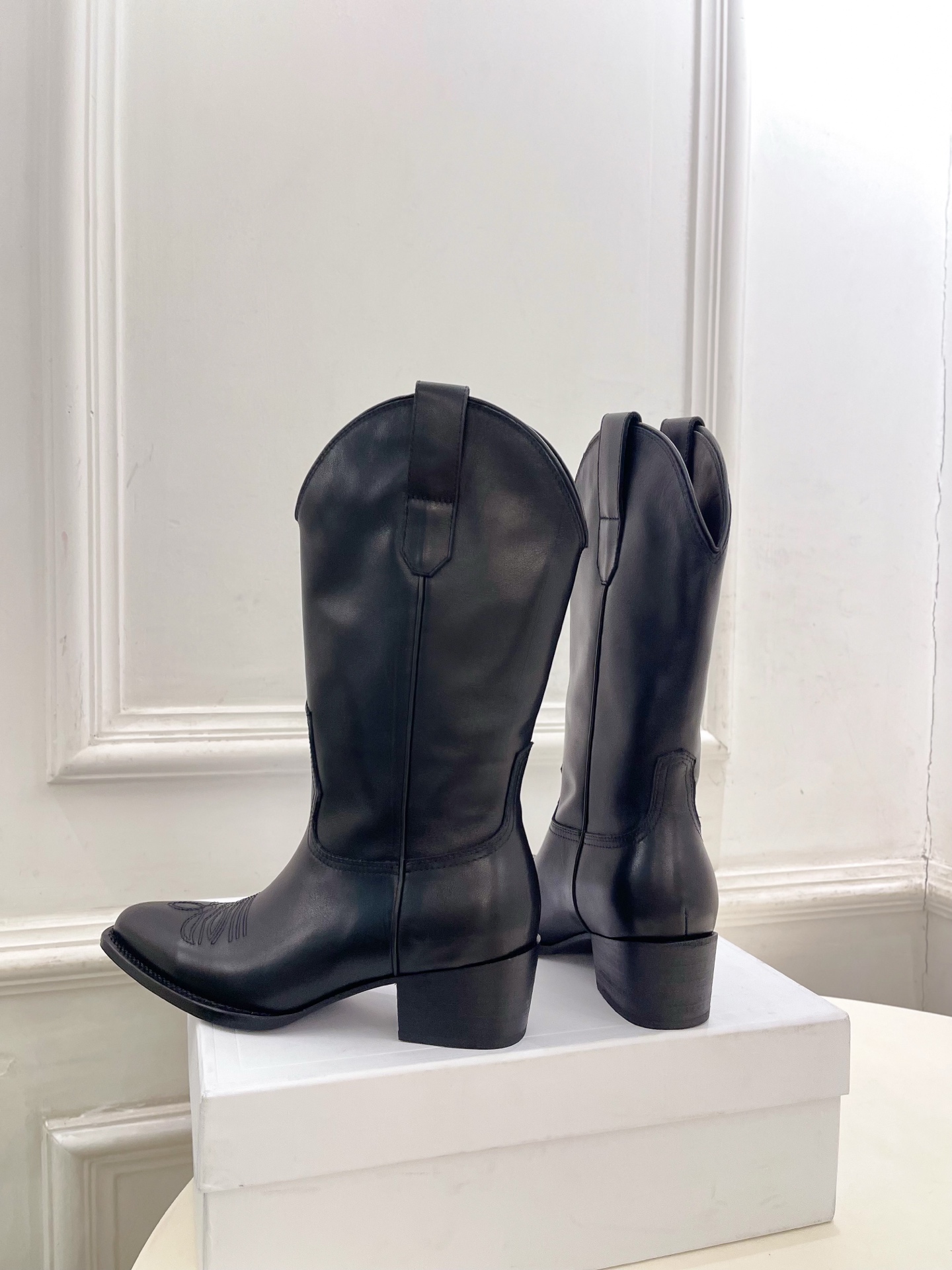 CELINE  | 赛琳  26𝐬𝐬  💛2026秋冬新品 复古西部刺绣粗跟短靴 上新！ 🔜BS 这一季的赛琳真的是开了
