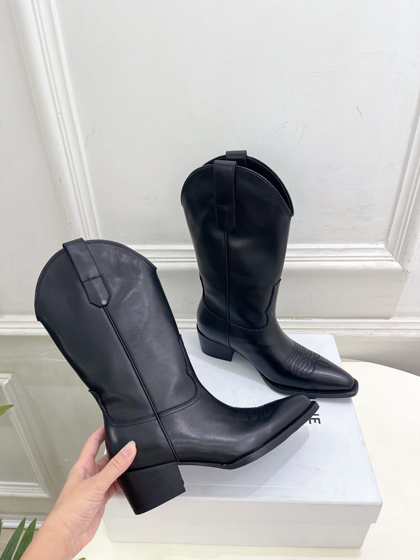 CELINE  | 赛琳  26𝐬𝐬  💛2026秋冬新品 复古西部刺绣粗跟短靴 上新！ 🔜BS 这一季的赛琳真的是开了