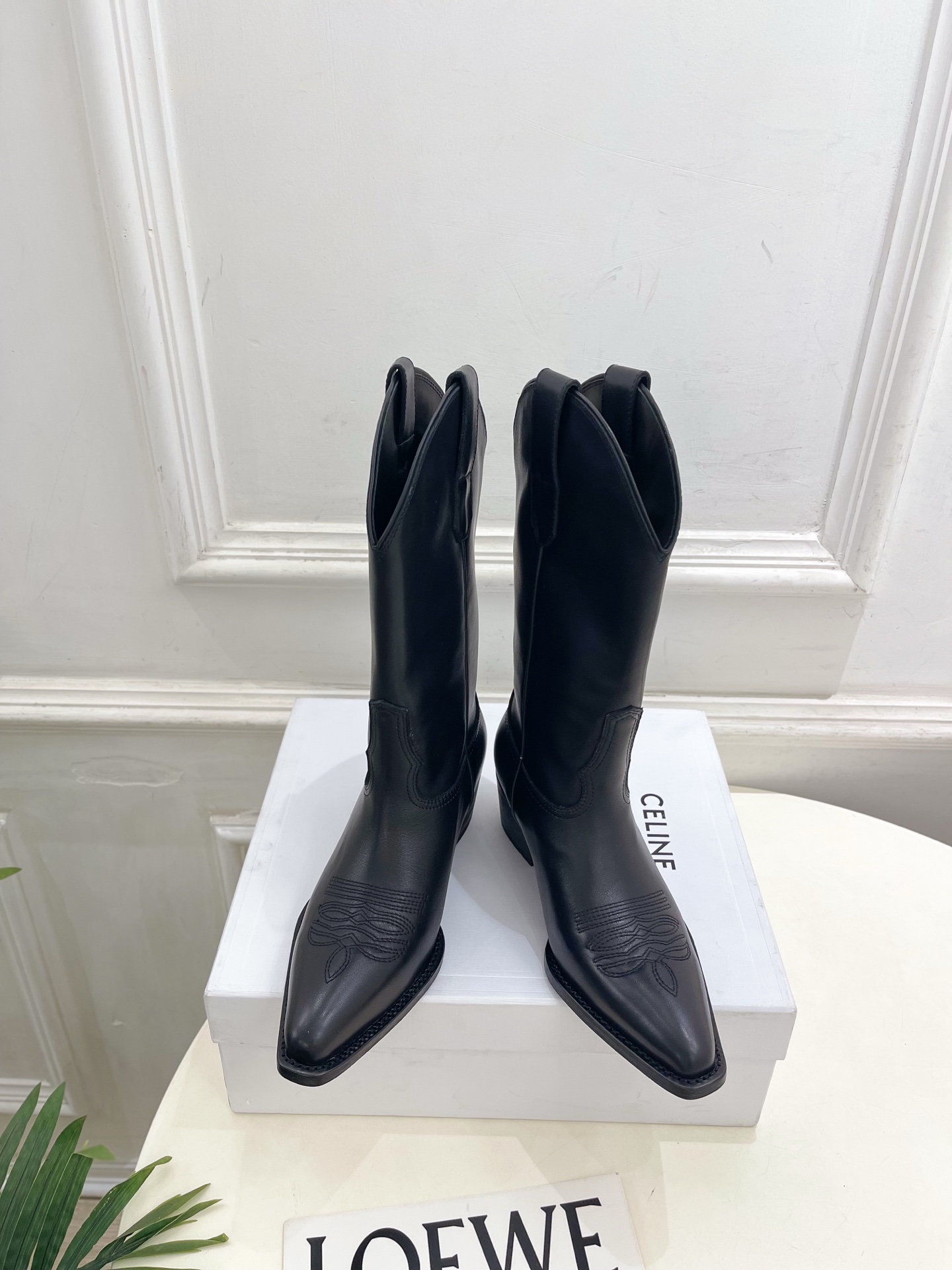CELINE | 赛琳 26𝐬𝐬 💛2026秋冬新品 复古西部刺绣粗跟短靴 上新! 🔜BS 这一季的赛琳真的是开了 CELINE | 赛琳 26𝐬𝐬 💛2026秋冬新品 复古西部刺绣粗跟短靴 上新! 🔜BS 这一季的赛琳真的是开了
