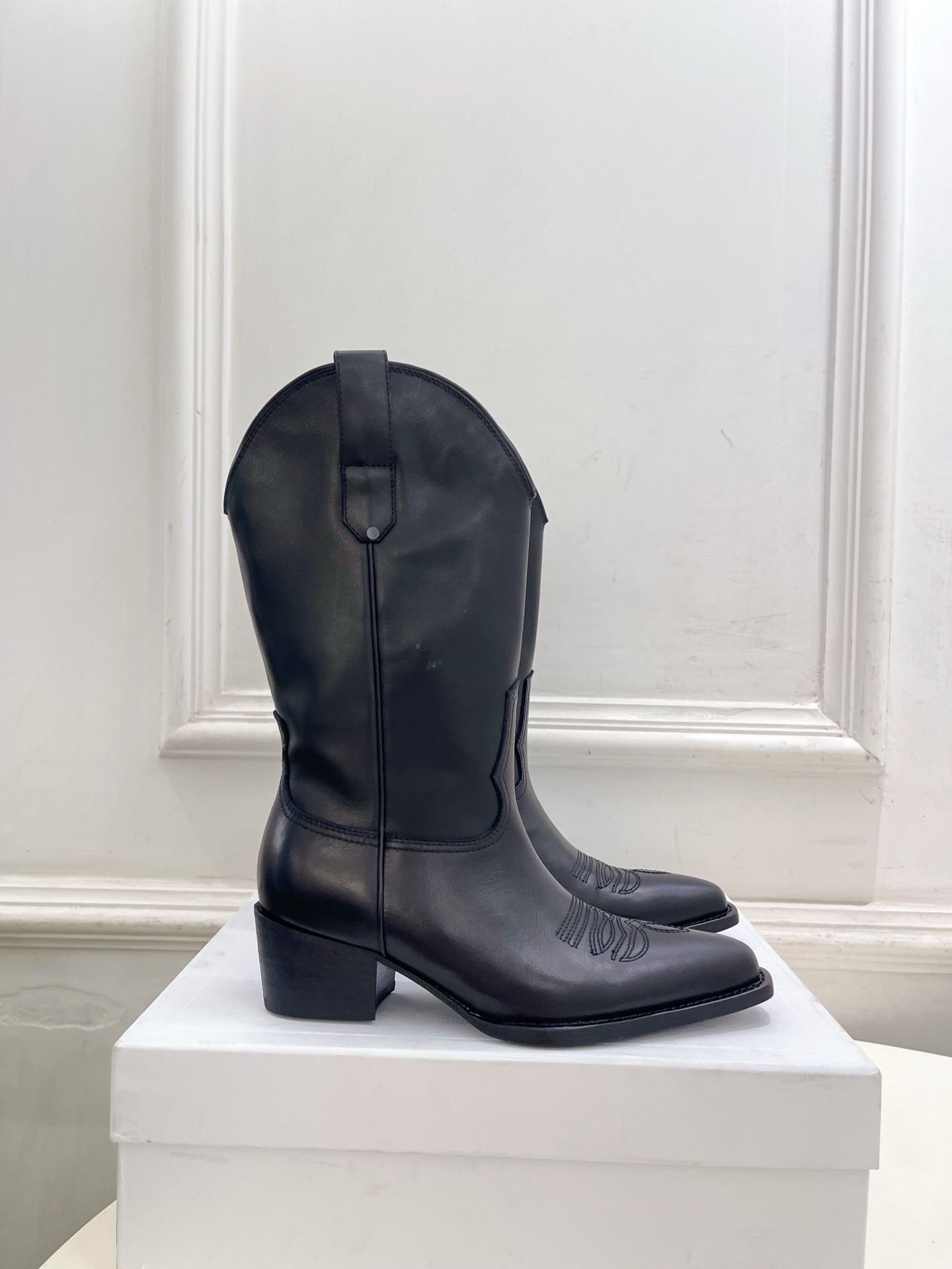 CELINE  | 赛琳  26𝐬𝐬  💛2026秋冬新品 复古西部刺绣粗跟短靴 上新！ 🔜BS 这一季的赛琳真的是开了