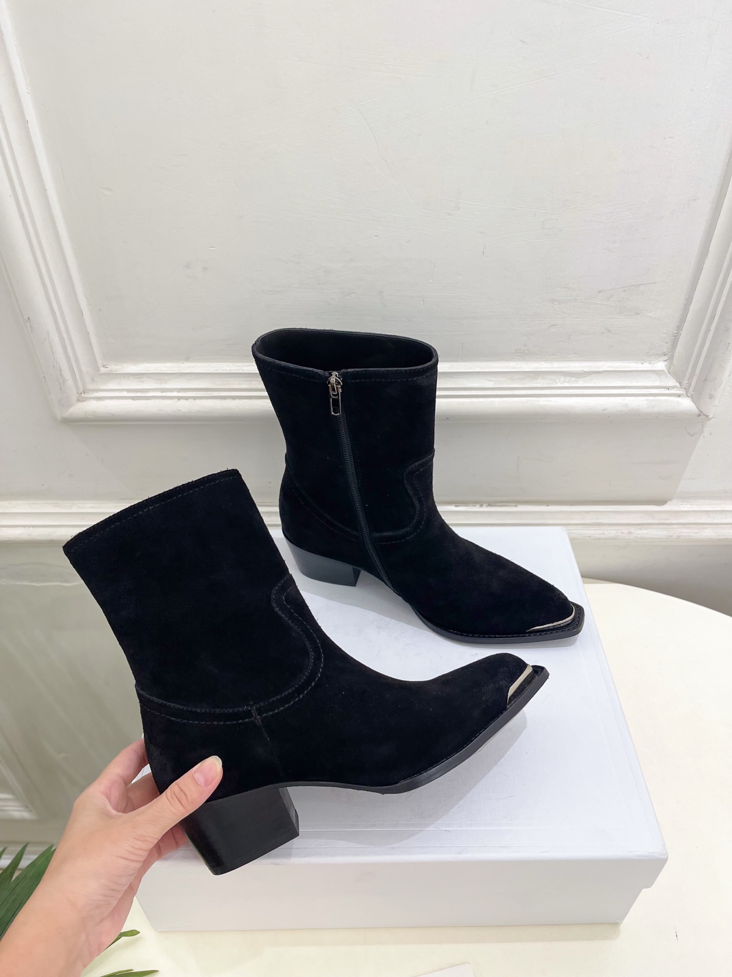 CELINE  | 赛琳  26𝐬𝐬  💛2026秋冬新品 复古金属头西部粗跟短靴 上新！ 🔜BS 这一季的赛琳真的是开
