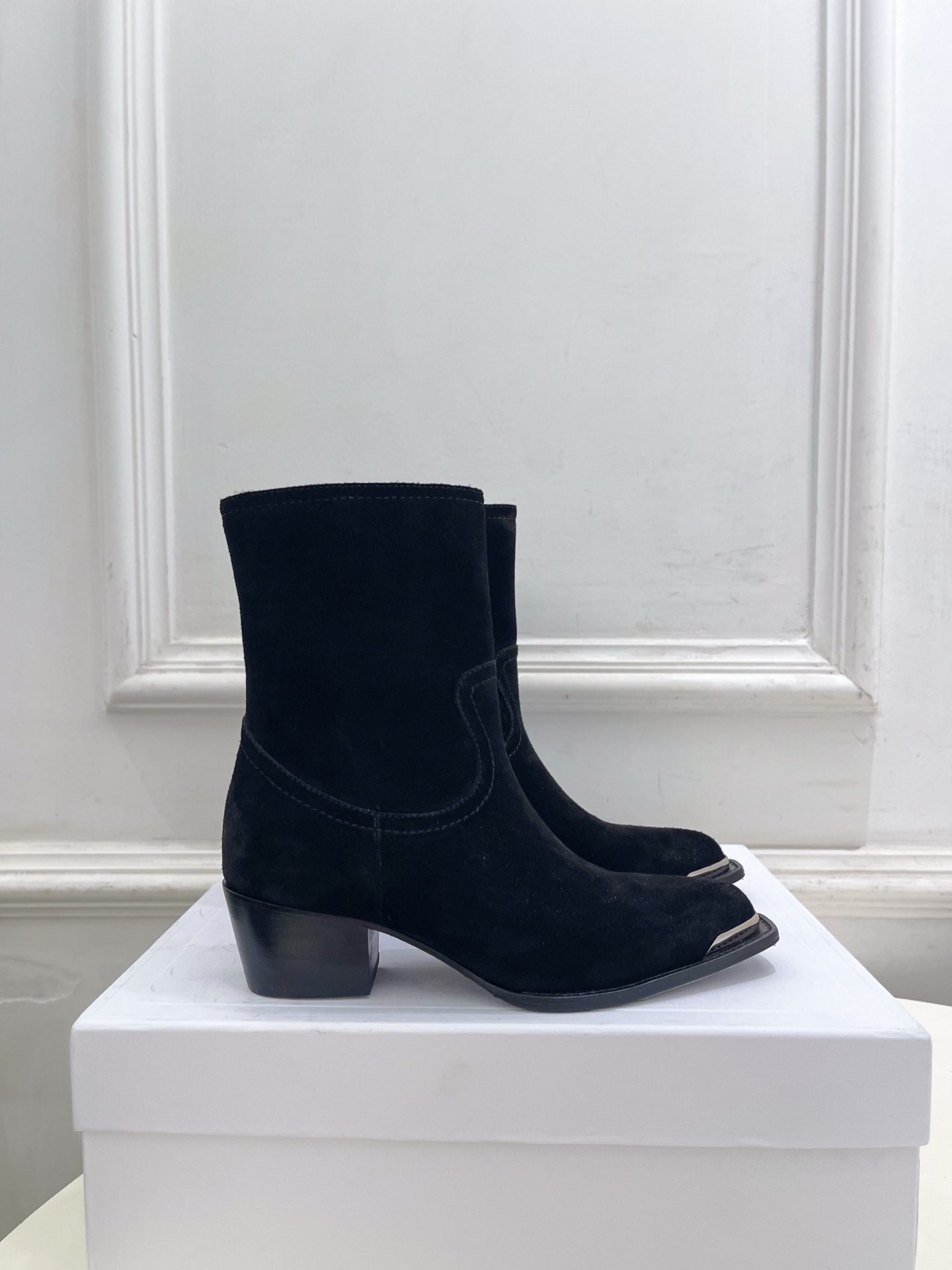 CELINE  | 赛琳  26𝐬𝐬  💛2026秋冬新品 复古金属头西部粗跟短靴 上新！ 🔜BS 这一季的赛琳真的是开