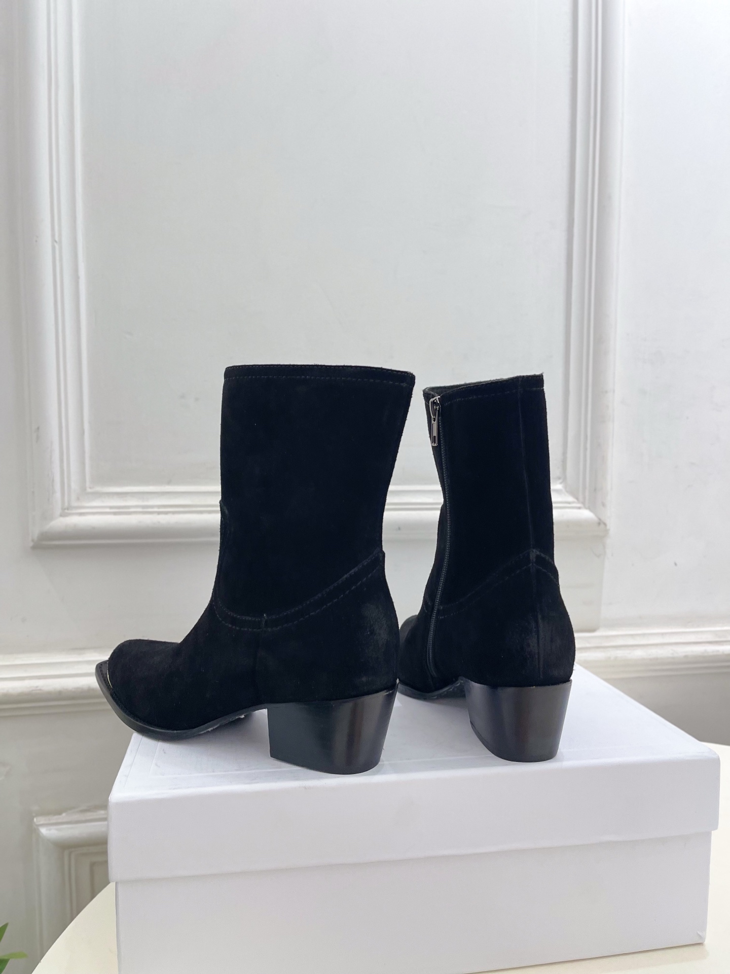 CELINE  | 赛琳  26𝐬𝐬  💛2026秋冬新品 复古金属头西部粗跟短靴 上新！ 🔜BS 这一季的赛琳真的是开
