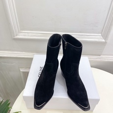 CELINE | 赛琳 26𝐬𝐬 💛2026秋冬新品 复古金属头西部粗跟短靴 上新! 🔜BS 这一季的赛琳真的是开 CELINE | 赛琳 26𝐬𝐬 💛2026秋冬新品 复古金属头西部粗跟短靴 上新! 🔜BS 这一季的赛琳真的是开