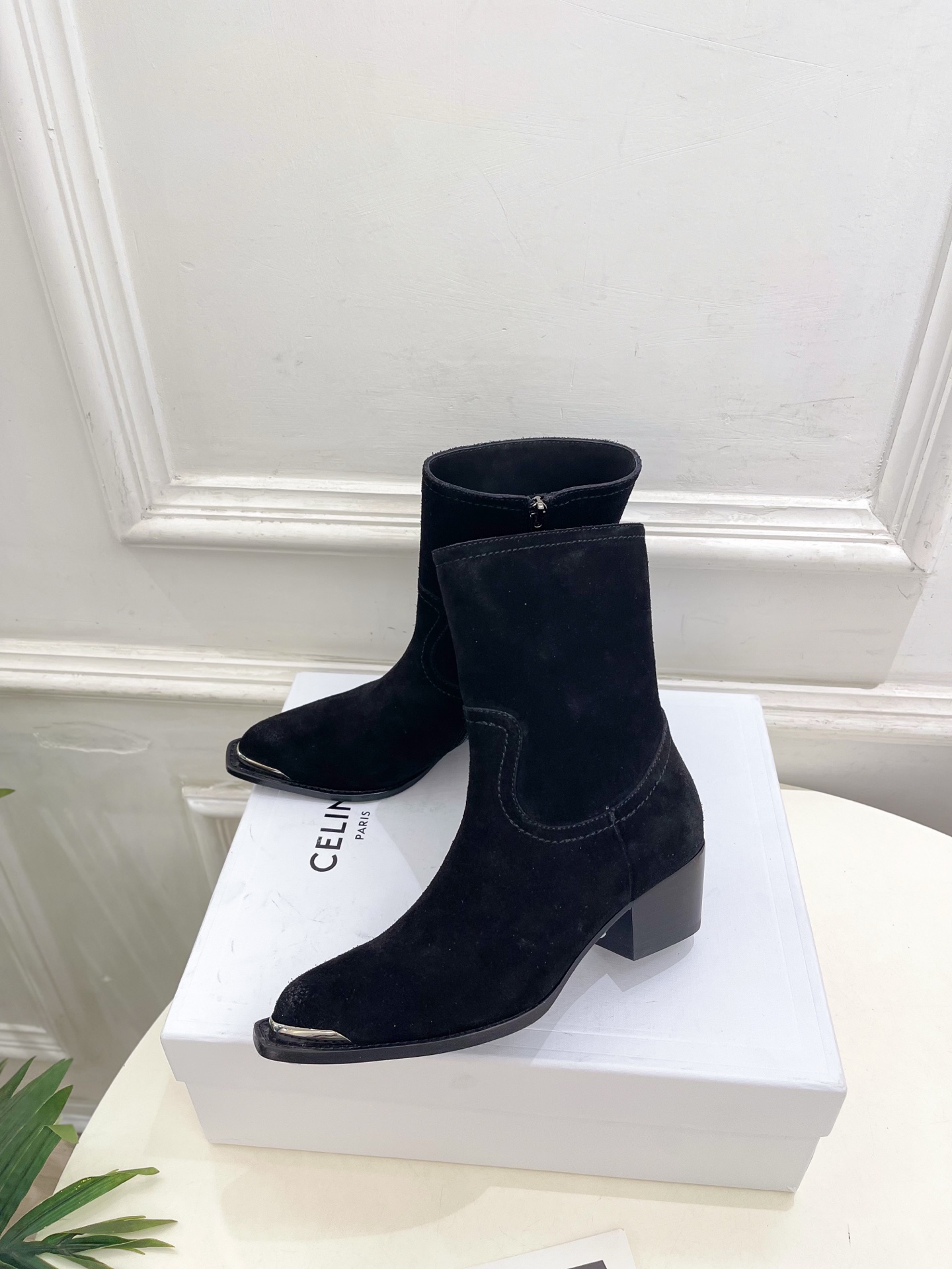 CELINE  | 赛琳  26𝐬𝐬  💛2026秋冬新品 复古金属头西部粗跟短靴 上新！ 🔜BS 这一季的赛琳真的是开