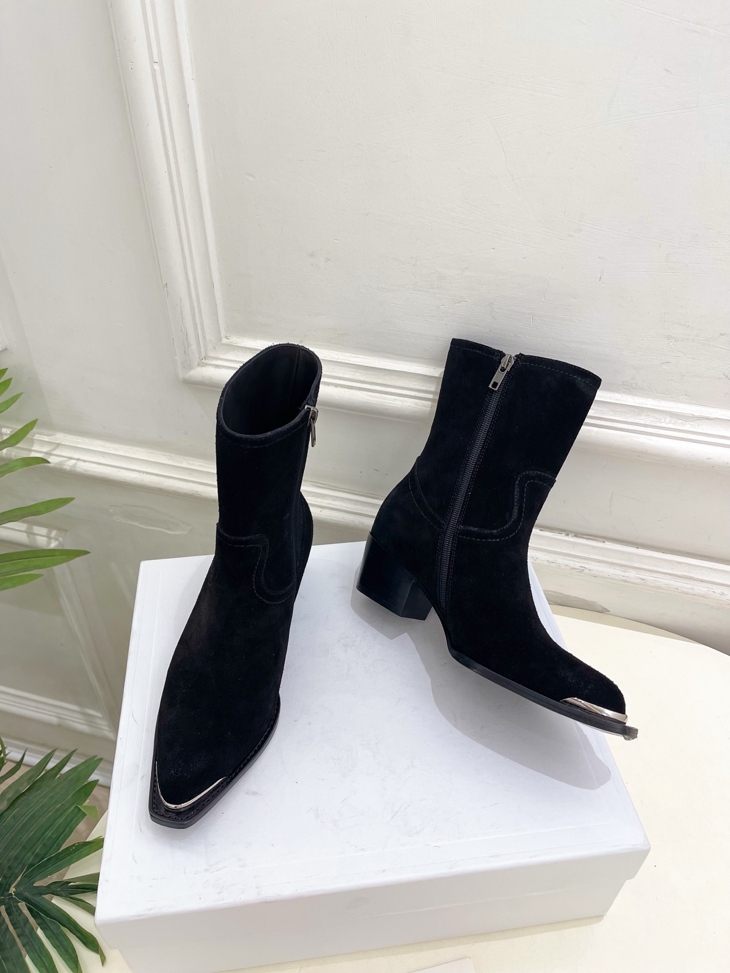 CELINE  | 赛琳  26𝐬𝐬  💛2026秋冬新品 复古金属头西部粗跟短靴 上新！ 🔜BS 这一季的赛琳真的是开