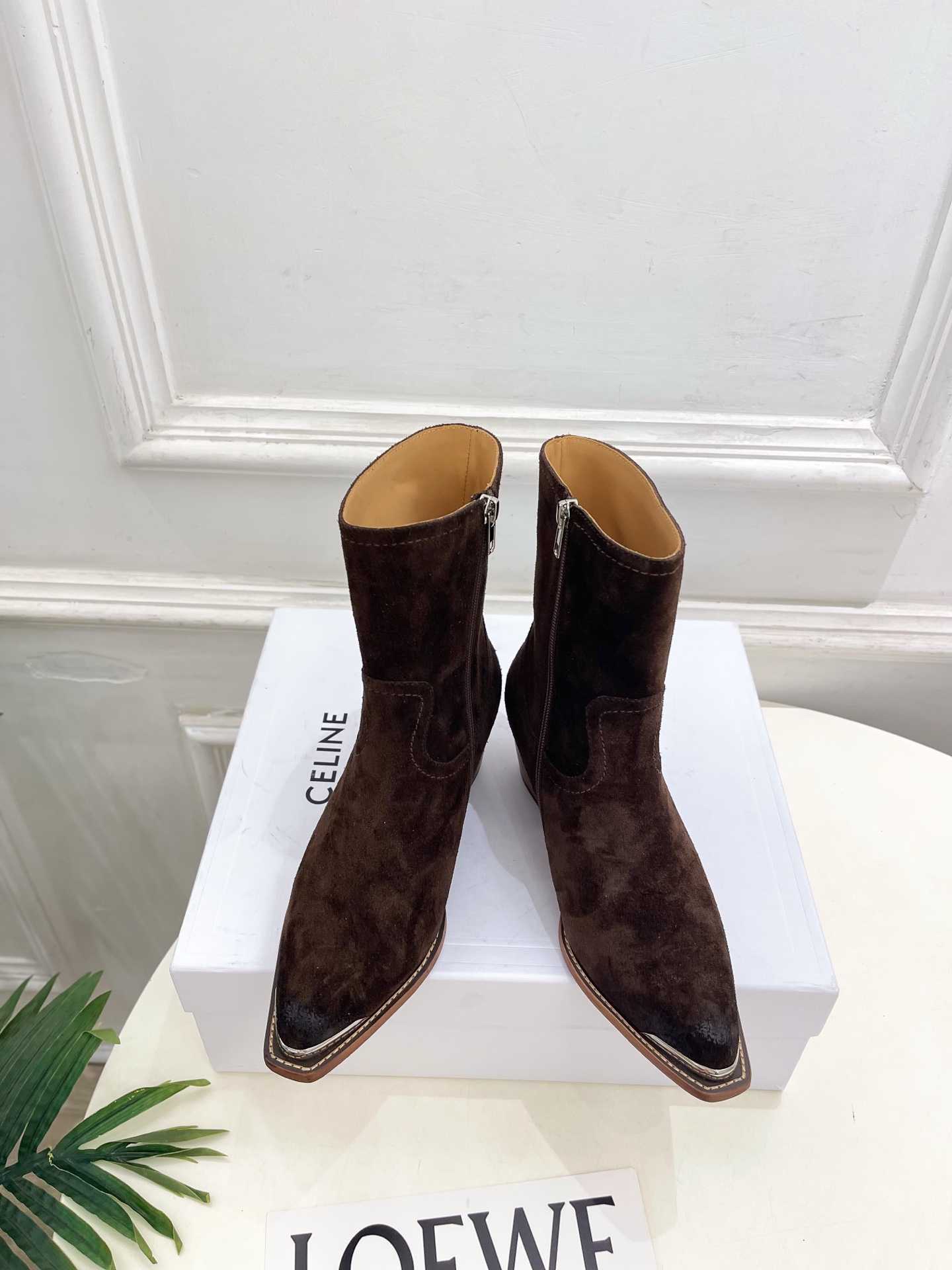 CELINE | 赛琳 26𝐬𝐬 💛2026秋冬新品 复古金属头西部粗跟短靴 上新! 🔜BS 这一季的赛琳真的是开 CELINE | 赛琳 26𝐬𝐬 💛2026秋冬新品 复古金属头西部粗跟短靴 上新! 🔜BS 这一季的赛琳真的是开