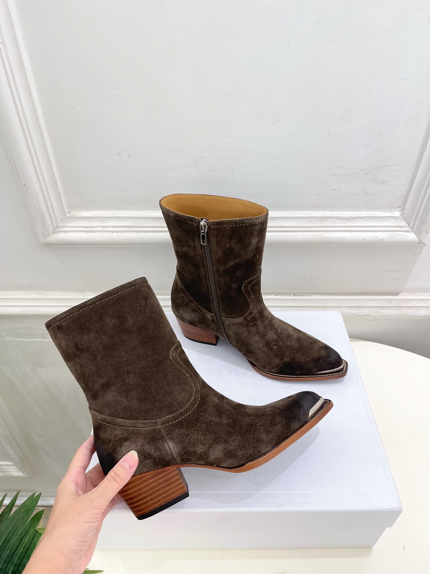 CELINE  | 赛琳  26𝐬𝐬  💛2026秋冬新品 复古金属头西部粗跟短靴 上新！ 🔜BS 这一季的赛琳真的是开