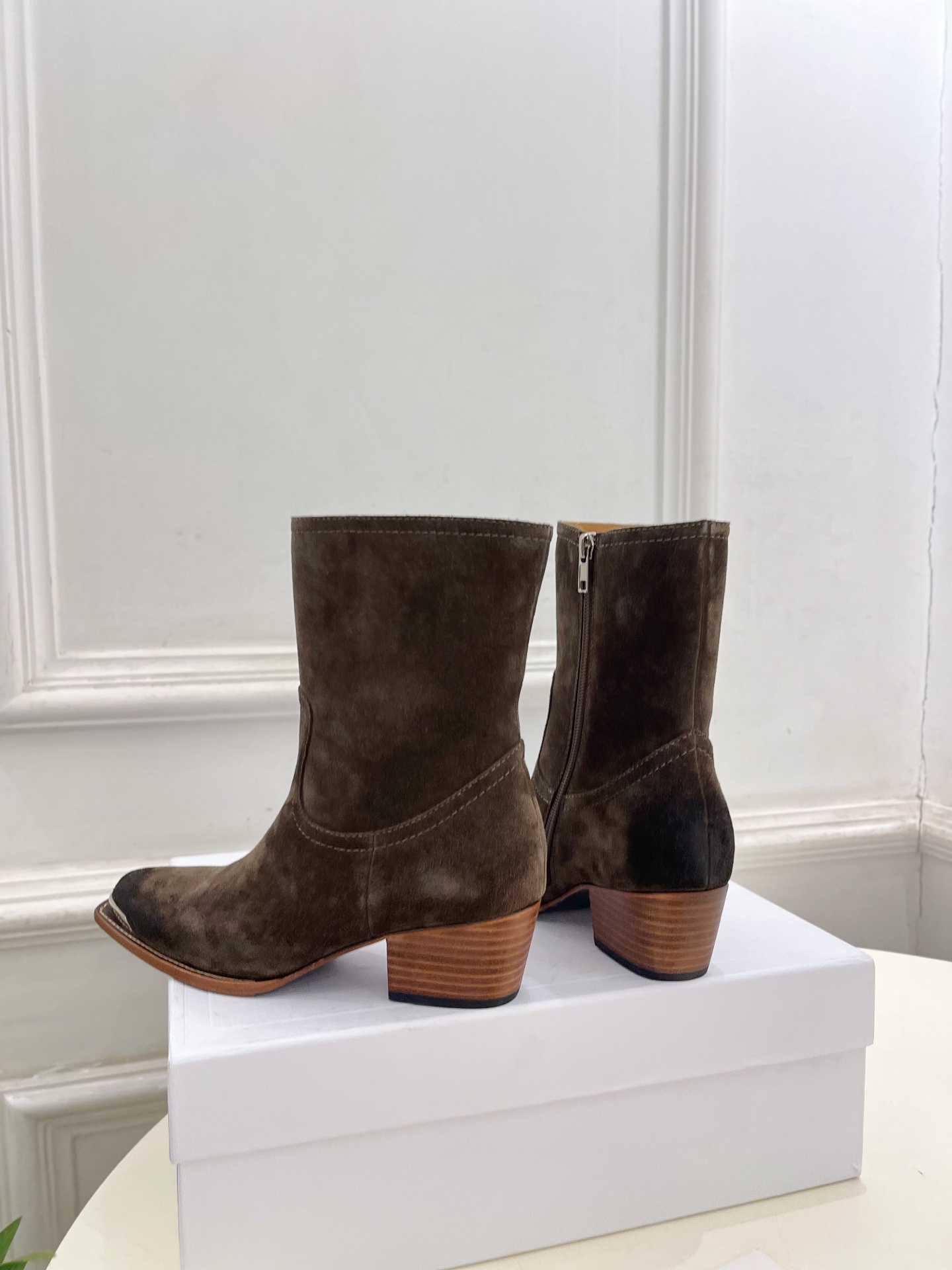 CELINE  | 赛琳  26𝐬𝐬  💛2026秋冬新品 复古金属头西部粗跟短靴 上新！ 🔜BS 这一季的赛琳真的是开