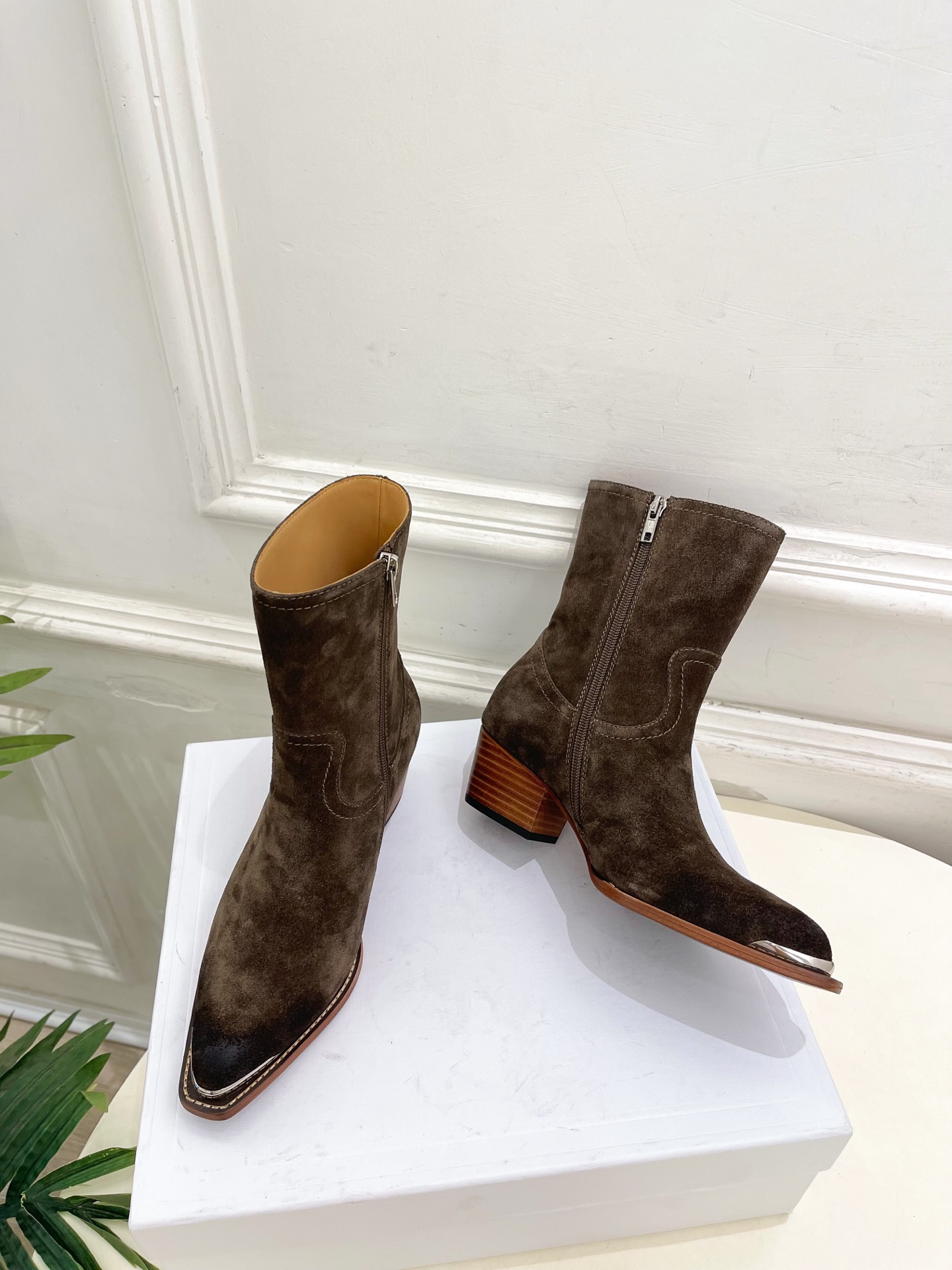 CELINE  | 赛琳  26𝐬𝐬  💛2026秋冬新品 复古金属头西部粗跟短靴 上新！ 🔜BS 这一季的赛琳真的是开