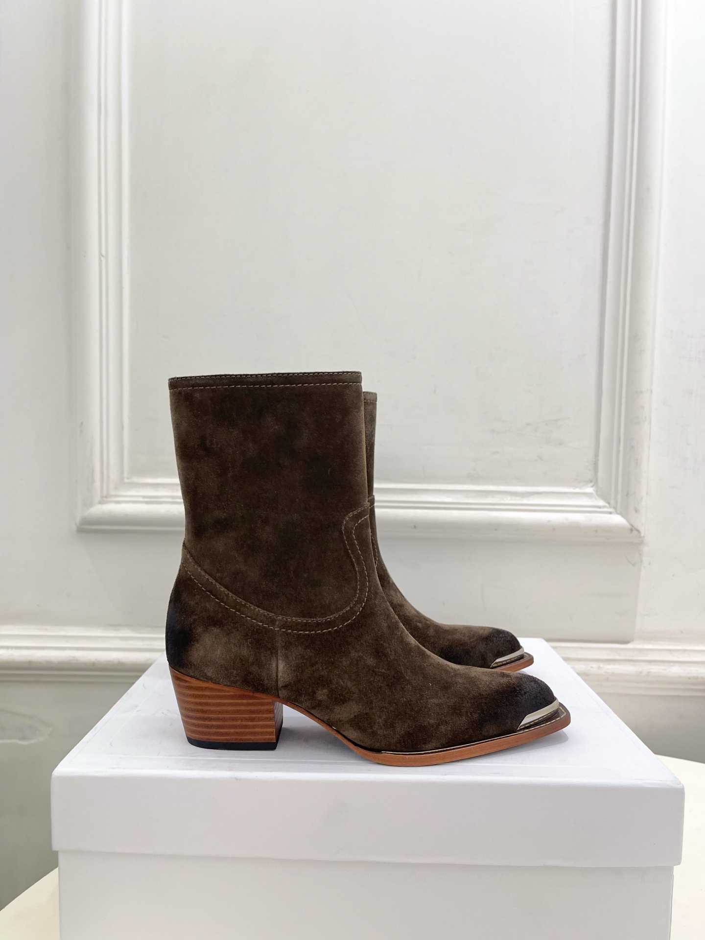 CELINE  | 赛琳  26𝐬𝐬  💛2026秋冬新品 复古金属头西部粗跟短靴 上新！ 🔜BS 这一季的赛琳真的是开