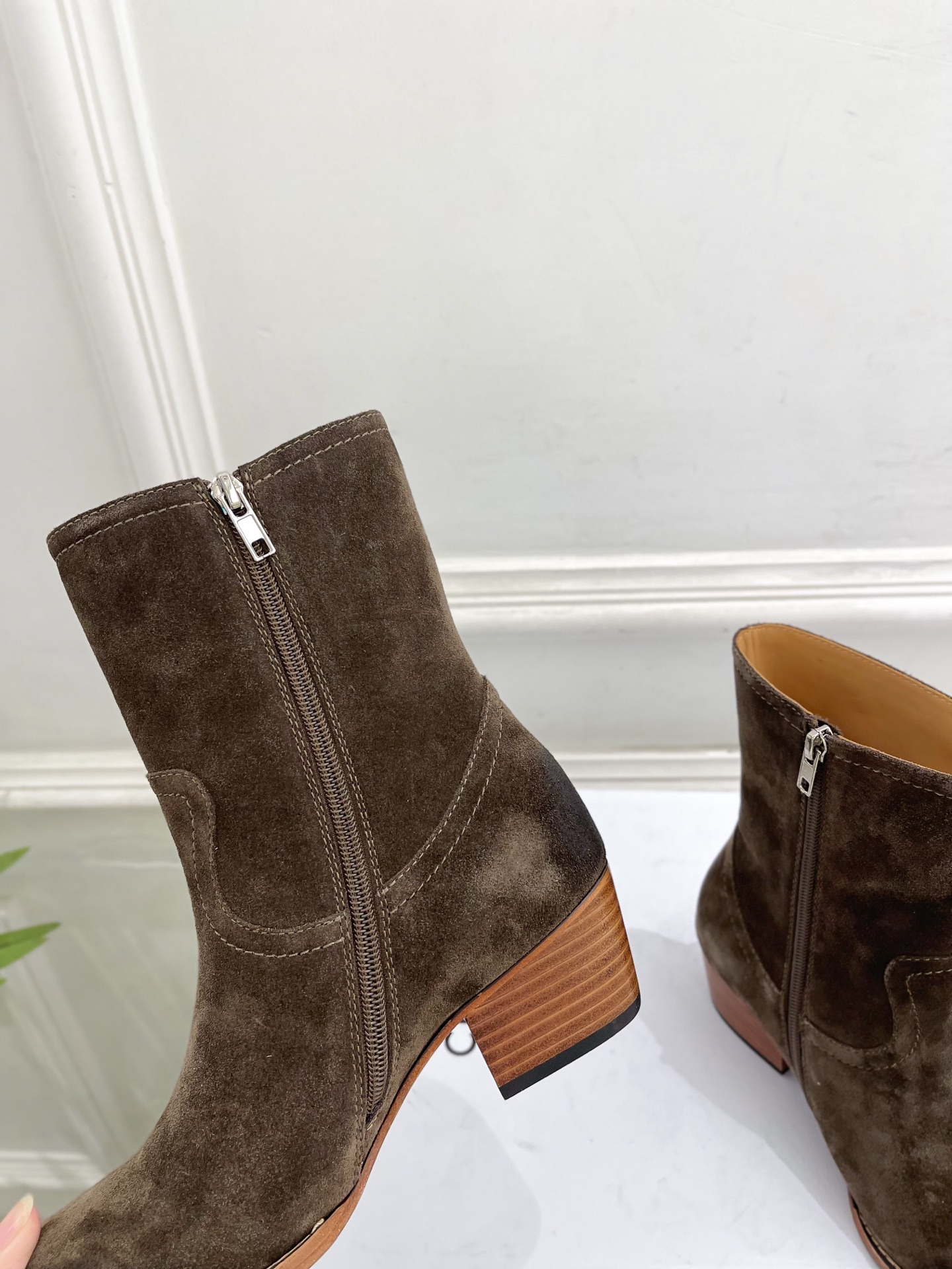 CELINE  | 赛琳  26𝐬𝐬  💛2026秋冬新品 复古金属头西部粗跟短靴 上新！ 🔜BS 这一季的赛琳真的是开