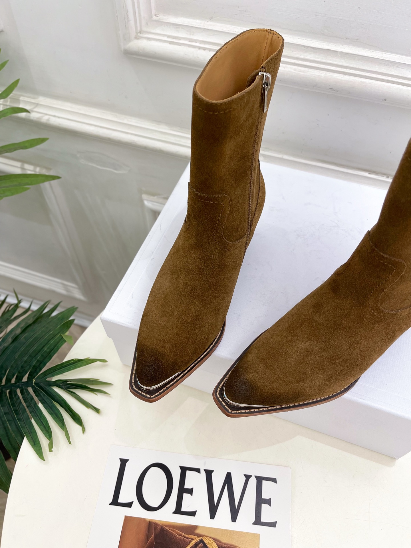 CELINE | 赛琳 26𝐬𝐬 💛2026秋冬新品 复古金属头西部粗跟短靴 上新! 🔜BS 这一季的赛琳真的是开 CELINE | 赛琳 26𝐬𝐬 💛2026秋冬新品 复古金属头西部粗跟短靴 上新! 🔜BS 这一季的赛琳真的是开