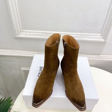 CELINE | 赛琳 26𝐬𝐬 💛2026秋冬新品 复古金属头西部粗跟短靴 上新! 🔜BS 这一季的赛琳真的是开 CELINE | 赛琳 26𝐬𝐬 💛2026秋冬新品 复古金属头西部粗跟短靴 上新! 🔜BS 这一季的赛琳真的是开