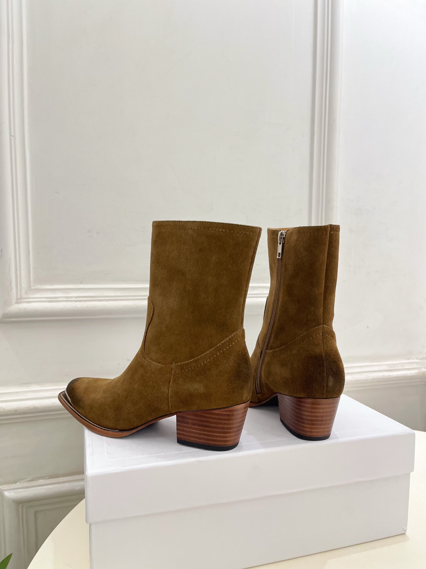 CELINE | 赛琳 26𝐬𝐬 💛2026秋冬新品 复古金属头西部粗跟短靴 上新! 🔜BS 这一季的赛琳真的是开 CELINE | 赛琳 26𝐬𝐬 💛2026秋冬新品 复古金属头西部粗跟短靴 上新! 🔜BS 这一季的赛琳真的是开