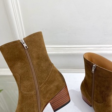 CELINE | 赛琳 26𝐬𝐬 💛2026秋冬新品 复古金属头西部粗跟短靴 上新! 🔜BS 这一季的赛琳真的是开 CELINE | 赛琳 26𝐬𝐬 💛2026秋冬新品 复古金属头西部粗跟短靴 上新! 🔜BS 这一季的赛琳真的是开
