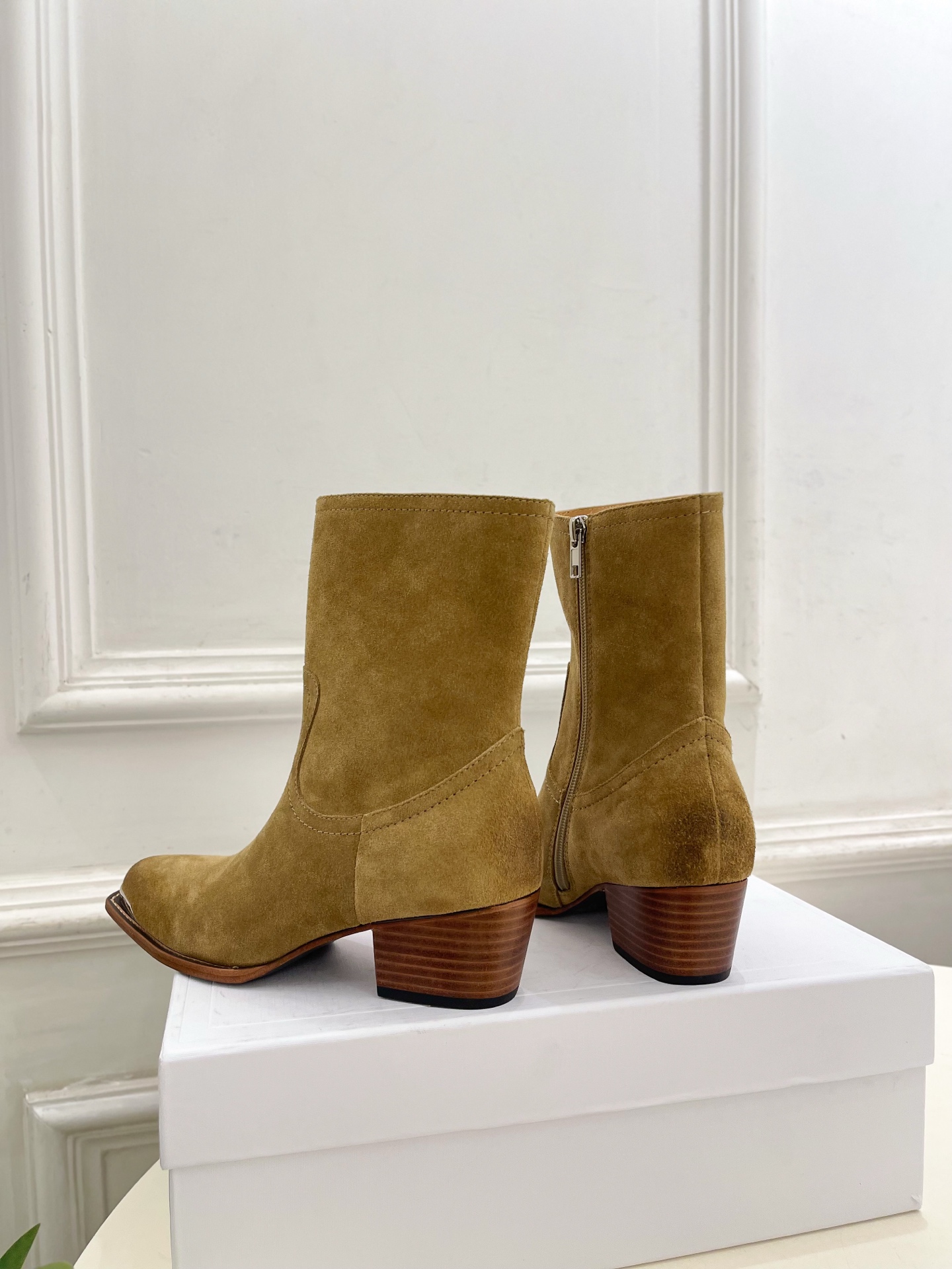 CELINE | 赛琳 26𝐬𝐬 💛2026秋冬新品 复古金属头西部粗跟短靴 上新! 🔜BS 这一季的赛琳真的是开 CELINE | 赛琳 26𝐬𝐬 💛2026秋冬新品 复古金属头西部粗跟短靴 上新! 🔜BS 这一季的赛琳真的是开
