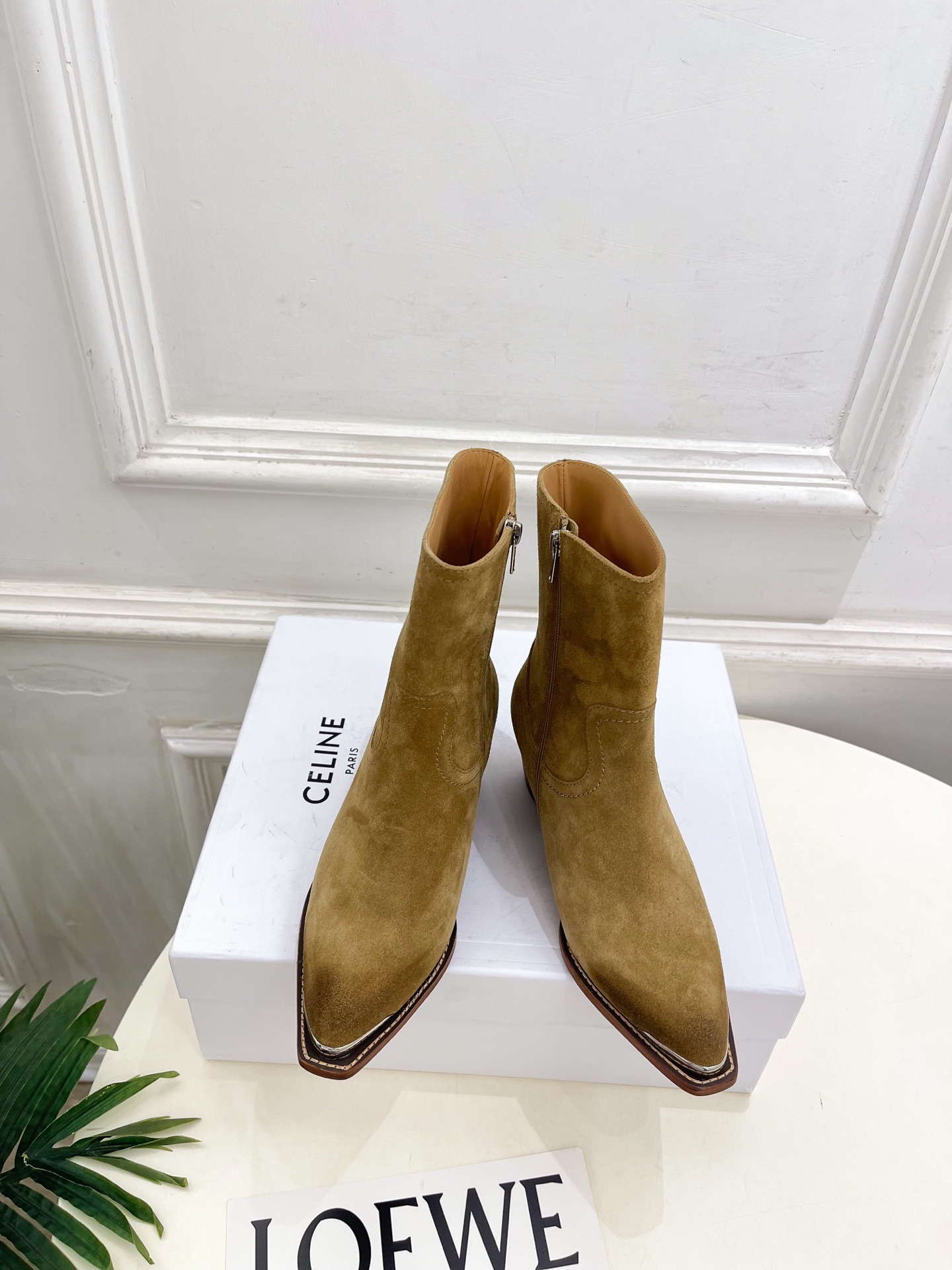 CELINE | 赛琳 26𝐬𝐬 💛2026秋冬新品 复古金属头西部粗跟短靴 上新! 🔜BS 这一季的赛琳真的是开 CELINE | 赛琳 26𝐬𝐬 💛2026秋冬新品 复古金属头西部粗跟短靴 上新! 🔜BS 这一季的赛琳真的是开