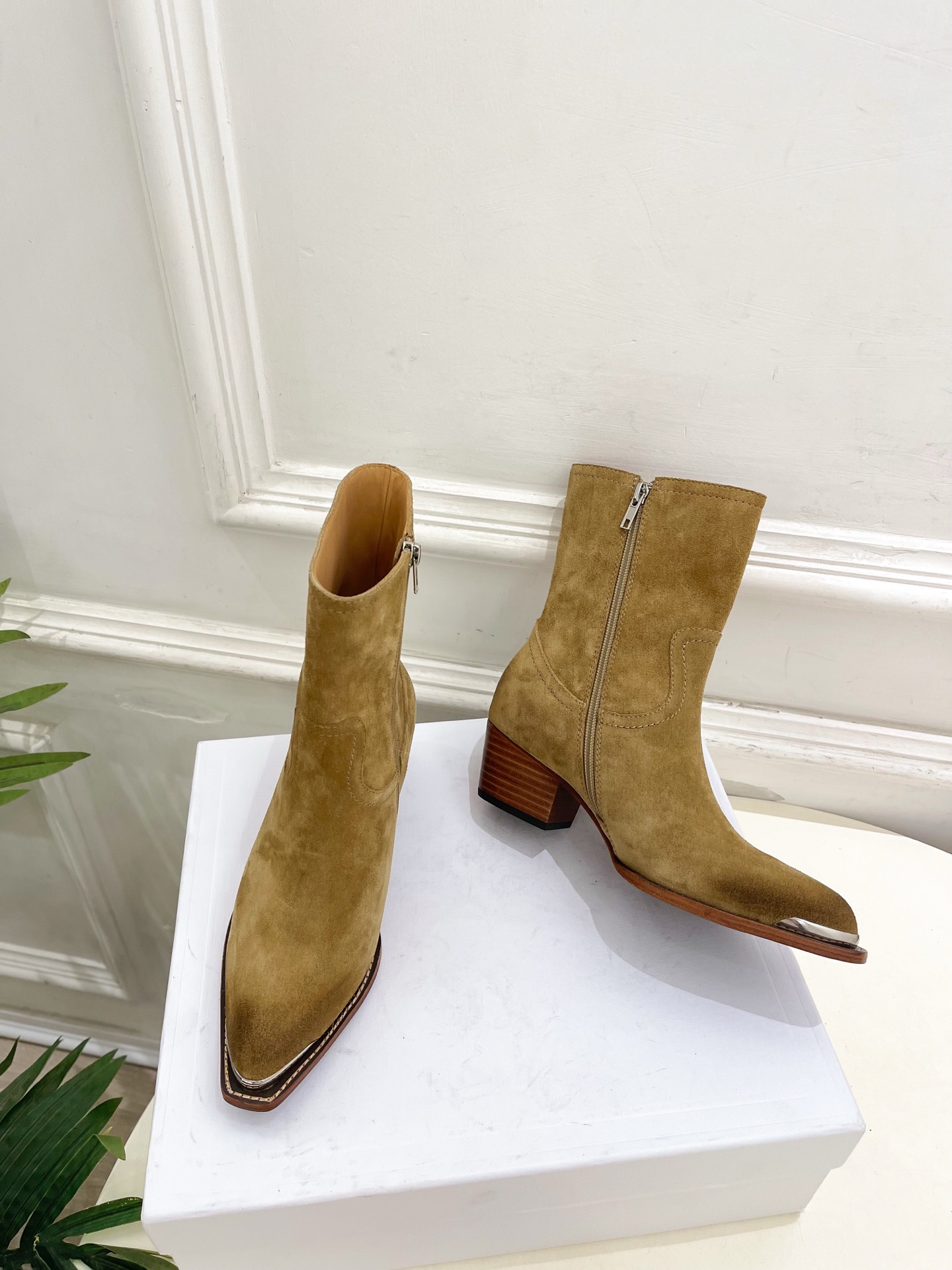 CELINE | 赛琳 26𝐬𝐬 💛2026秋冬新品 复古金属头西部粗跟短靴 上新! 🔜BS 这一季的赛琳真的是开 CELINE | 赛琳 26𝐬𝐬 💛2026秋冬新品 复古金属头西部粗跟短靴 上新! 🔜BS 这一季的赛琳真的是开