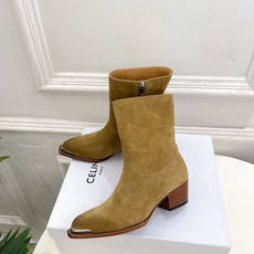 CELINE | 赛琳 26𝐬𝐬 💛2026秋冬新品 复古金属头西部粗跟短靴 上新! 🔜BS 这一季的赛琳真的是开 CELINE | 赛琳 26𝐬𝐬 💛2026秋冬新品 复古金属头西部粗跟短靴 上新! 🔜BS 这一季的赛琳真的是开