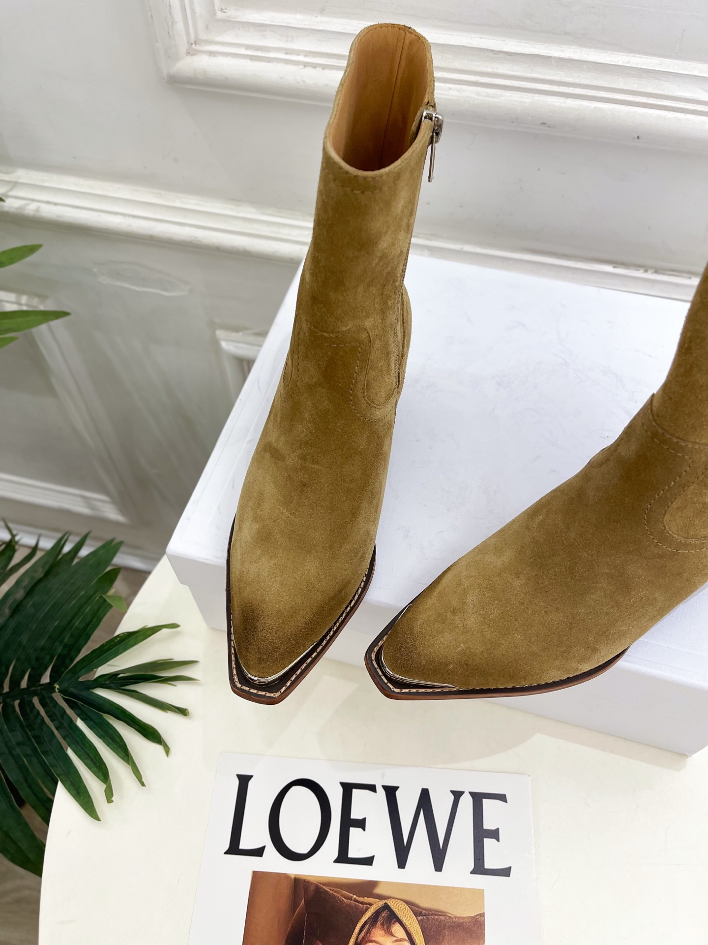 CELINE | 赛琳 26𝐬𝐬 💛2026秋冬新品 复古金属头西部粗跟短靴 上新! 🔜BS 这一季的赛琳真的是开 CELINE | 赛琳 26𝐬𝐬 💛2026秋冬新品 复古金属头西部粗跟短靴 上新! 🔜BS 这一季的赛琳真的是开
