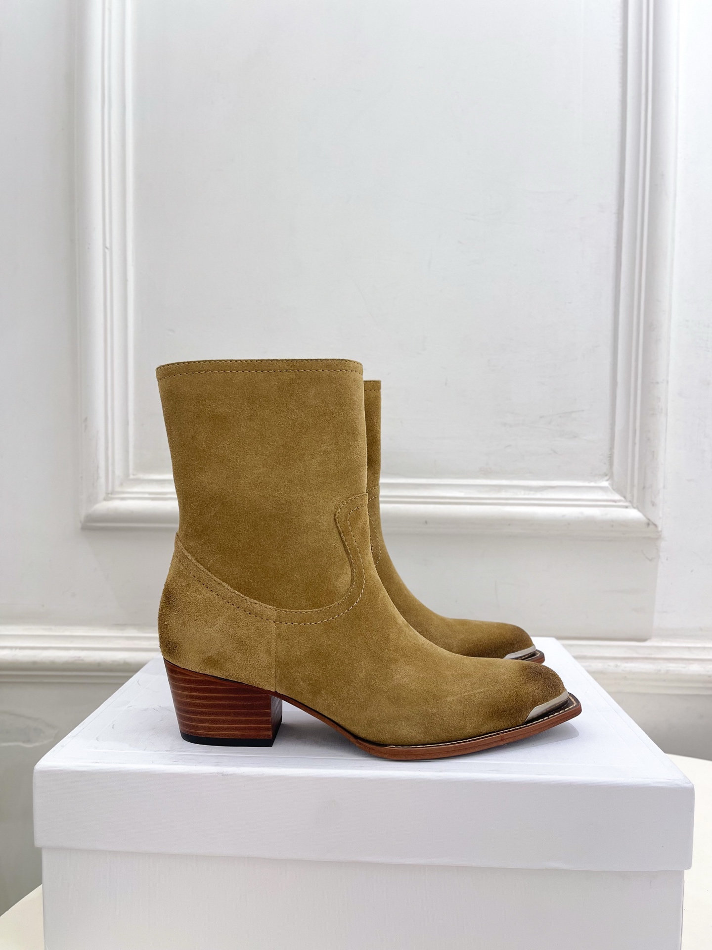 CELINE | 赛琳 26𝐬𝐬 💛2026秋冬新品 复古金属头西部粗跟短靴 上新! 🔜BS 这一季的赛琳真的是开 CELINE | 赛琳 26𝐬𝐬 💛2026秋冬新品 复古金属头西部粗跟短靴 上新! 🔜BS 这一季的赛琳真的是开