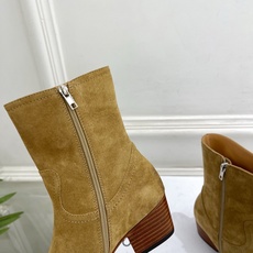 CELINE | 赛琳 26𝐬𝐬 💛2026秋冬新品 复古金属头西部粗跟短靴 上新! 🔜BS 这一季的赛琳真的是开 CELINE | 赛琳 26𝐬𝐬 💛2026秋冬新品 复古金属头西部粗跟短靴 上新! 🔜BS 这一季的赛琳真的是开