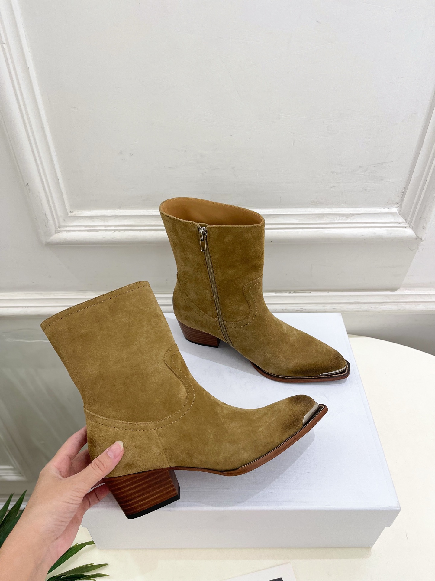 CELINE | 赛琳 26𝐬𝐬 💛2026秋冬新品 复古金属头西部粗跟短靴 上新! 🔜BS 这一季的赛琳真的是开 CELINE | 赛琳 26𝐬𝐬 💛2026秋冬新品 复古金属头西部粗跟短靴 上新! 🔜BS 这一季的赛琳真的是开