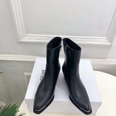 CELINE | 赛琳 26𝐬𝐬 💛2026秋冬新品 复古金属头西部粗跟短靴 上新! 🔜BS 这一季的赛琳真的是开 CELINE | 赛琳 26𝐬𝐬 💛2026秋冬新品 复古金属头西部粗跟短靴 上新! 🔜BS 这一季的赛琳真的是开