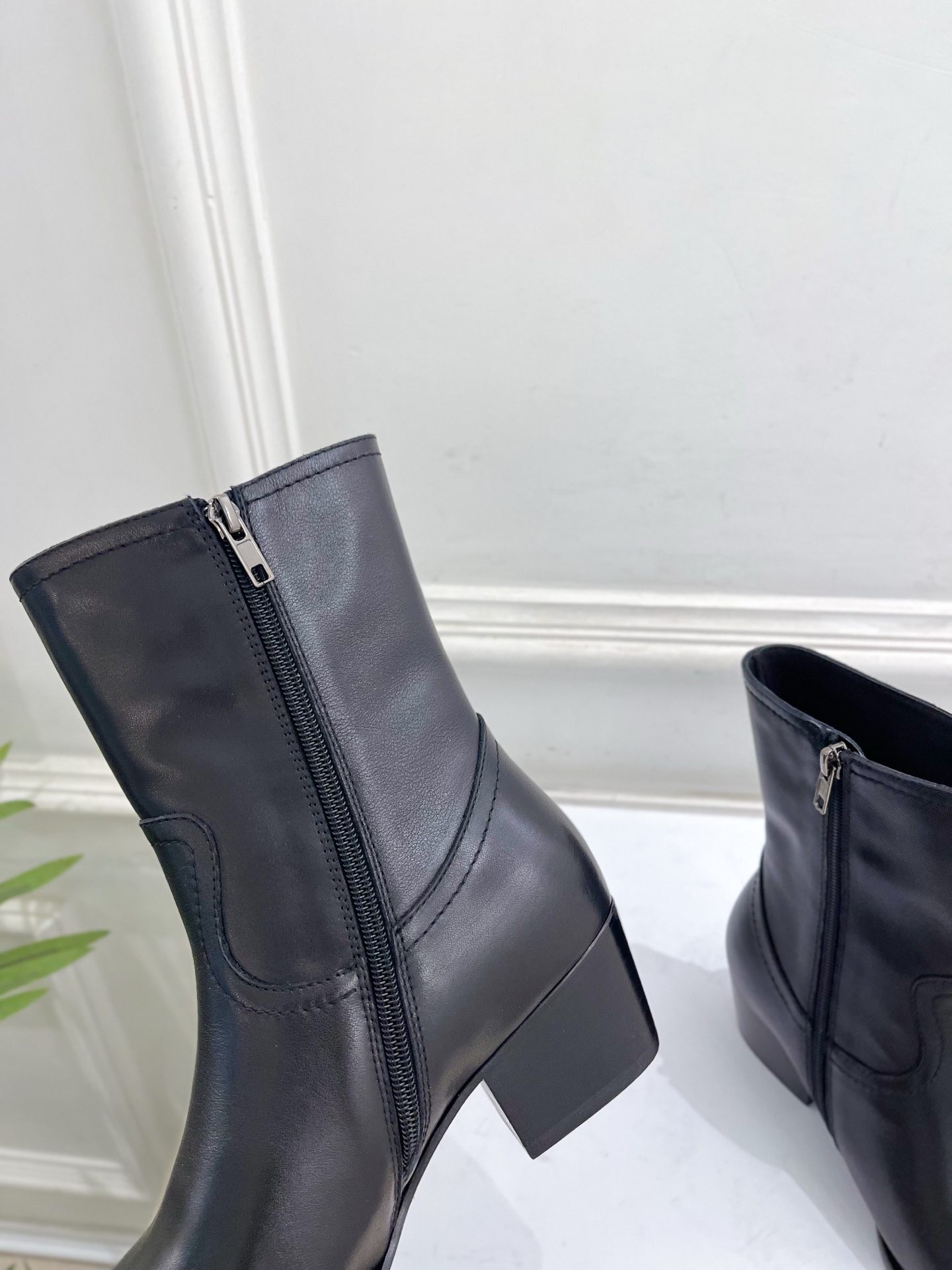 CELINE | 赛琳 26𝐬𝐬 💛2026秋冬新品 复古金属头西部粗跟短靴 上新! 🔜BS 这一季的赛琳真的是开 CELINE | 赛琳 26𝐬𝐬 💛2026秋冬新品 复古金属头西部粗跟短靴 上新! 🔜BS 这一季的赛琳真的是开