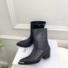 CELINE | 赛琳 26𝐬𝐬 💛2026秋冬新品 复古金属头西部粗跟短靴 上新! 🔜BS 这一季的赛琳真的是开 CELINE | 赛琳 26𝐬𝐬 💛2026秋冬新品 复古金属头西部粗跟短靴 上新! 🔜BS 这一季的赛琳真的是开