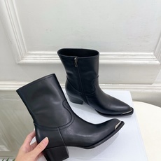 CELINE | 赛琳 26𝐬𝐬 💛2026秋冬新品 复古金属头西部粗跟短靴 上新! 🔜BS 这一季的赛琳真的是开 CELINE | 赛琳 26𝐬𝐬 💛2026秋冬新品 复古金属头西部粗跟短靴 上新! 🔜BS 这一季的赛琳真的是开