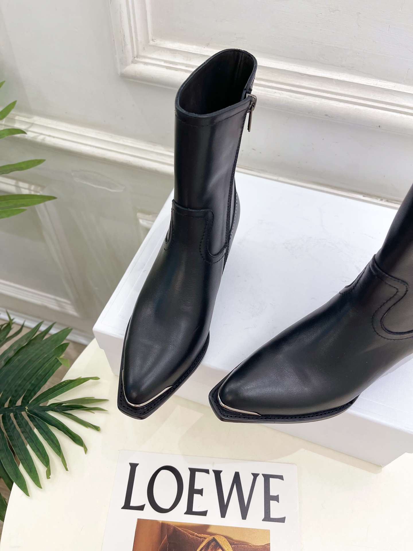 CELINE | 赛琳 26𝐬𝐬 💛2026秋冬新品 复古金属头西部粗跟短靴 上新! 🔜BS 这一季的赛琳真的是开 CELINE | 赛琳 26𝐬𝐬 💛2026秋冬新品 复古金属头西部粗跟短靴 上新! 🔜BS 这一季的赛琳真的是开