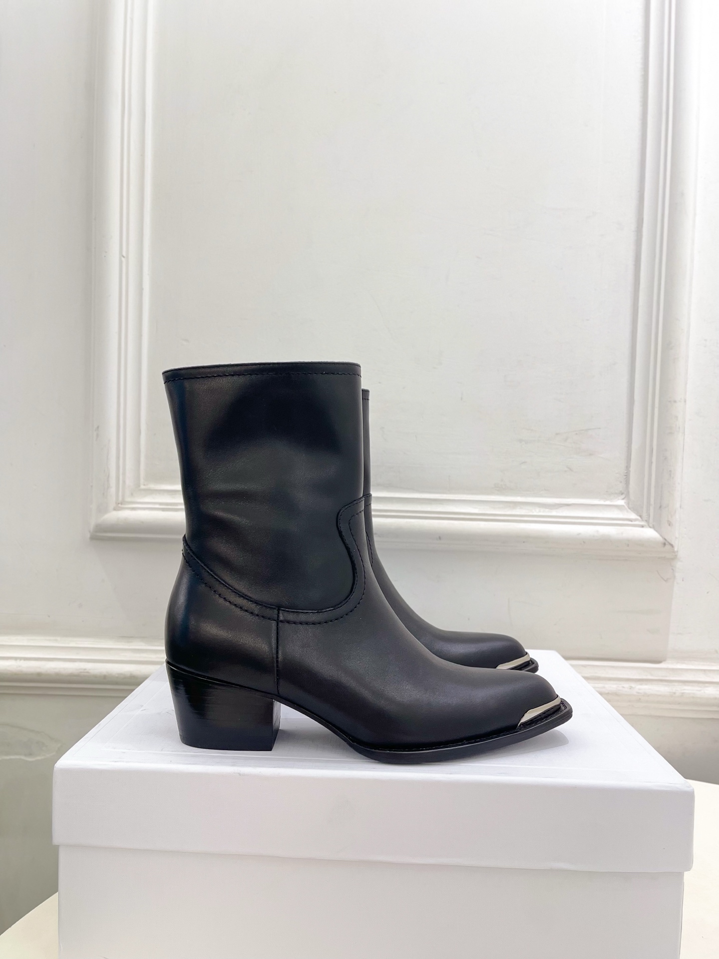 CELINE | 赛琳 26𝐬𝐬 💛2026秋冬新品 复古金属头西部粗跟短靴 上新! 🔜BS 这一季的赛琳真的是开 CELINE | 赛琳 26𝐬𝐬 💛2026秋冬新品 复古金属头西部粗跟短靴 上新! 🔜BS 这一季的赛琳真的是开