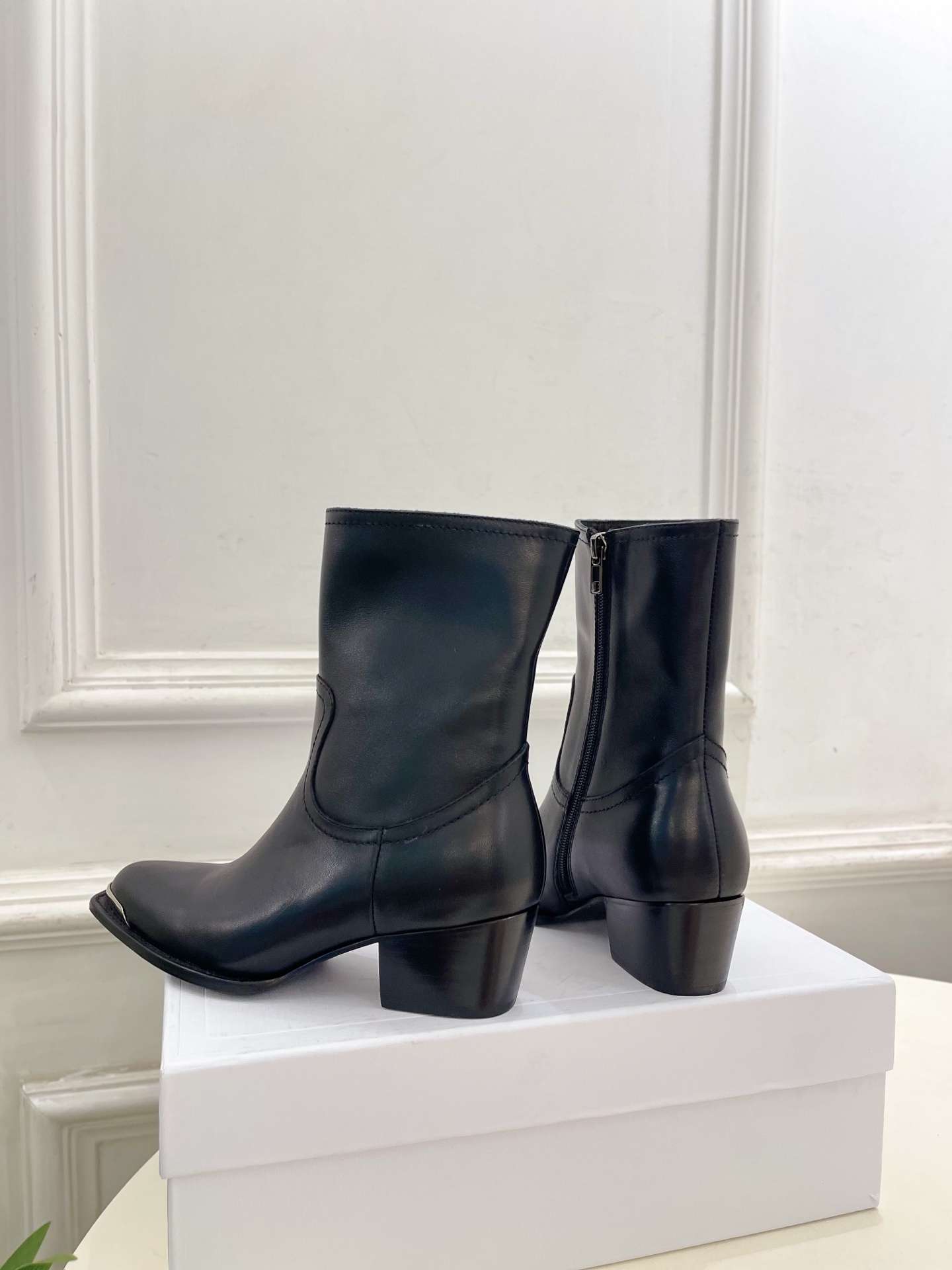 CELINE | 赛琳 26𝐬𝐬 💛2026秋冬新品 复古金属头西部粗跟短靴 上新! 🔜BS 这一季的赛琳真的是开 CELINE | 赛琳 26𝐬𝐬 💛2026秋冬新品 复古金属头西部粗跟短靴 上新! 🔜BS 这一季的赛琳真的是开