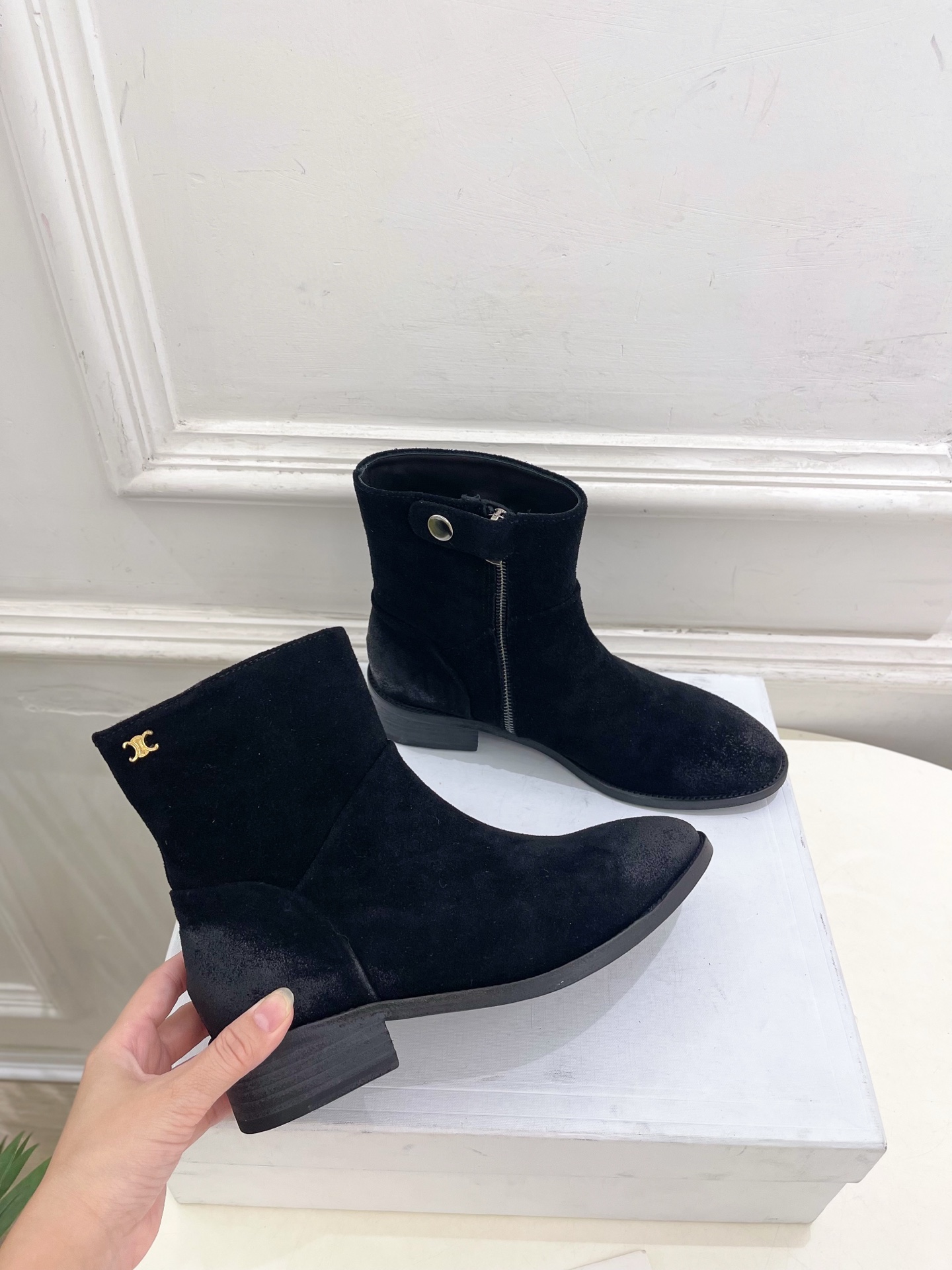 CELINE | 赛琳 26𝐬𝐬 💛2026秋冬新品 凯旋门复古西部粗跟侧拉链短靴 上新! 🔜BS 这一季的赛琳真 CELINE | 赛琳 26𝐬𝐬 💛2026秋冬新品 凯旋门复古西部粗跟侧拉链短靴 上新! 🔜BS 这一季的赛琳真