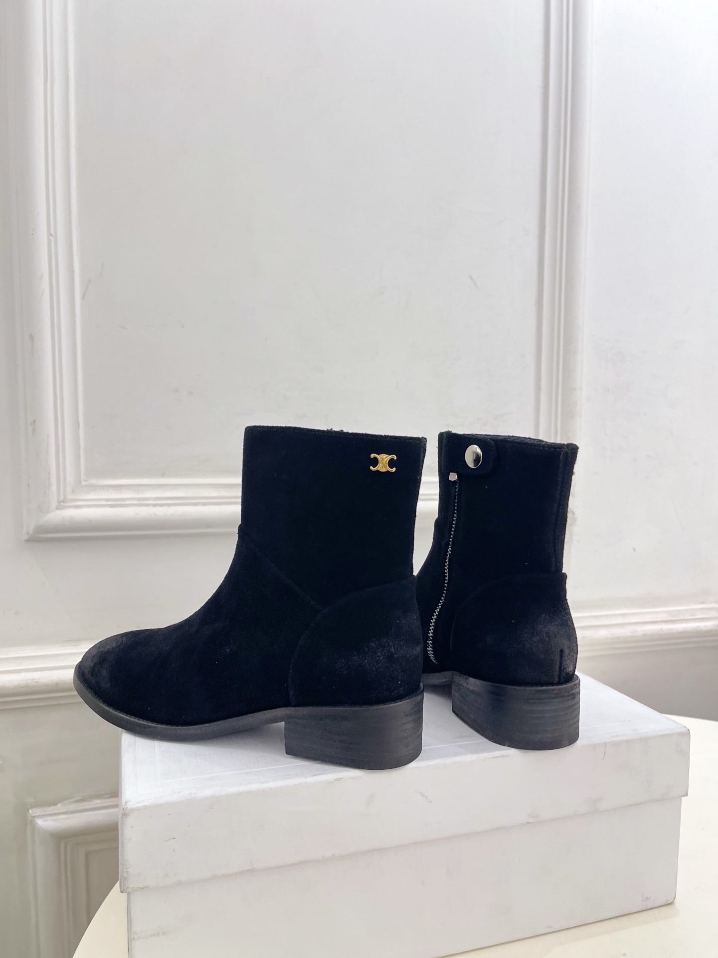 CELINE | 赛琳 26𝐬𝐬 💛2026秋冬新品 凯旋门复古西部粗跟侧拉链短靴 上新! 🔜BS 这一季的赛琳真 CELINE | 赛琳 26𝐬𝐬 💛2026秋冬新品 凯旋门复古西部粗跟侧拉链短靴 上新! 🔜BS 这一季的赛琳真