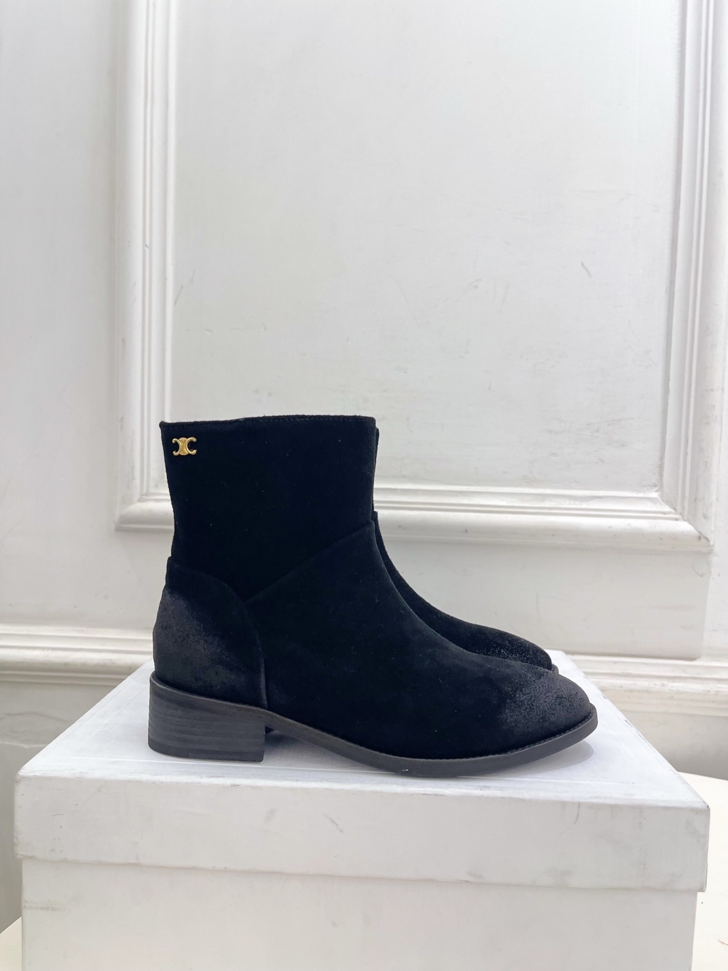 CELINE | 赛琳 26𝐬𝐬 💛2026秋冬新品 凯旋门复古西部粗跟侧拉链短靴 上新! 🔜BS 这一季的赛琳真 CELINE | 赛琳 26𝐬𝐬 💛2026秋冬新品 凯旋门复古西部粗跟侧拉链短靴 上新! 🔜BS 这一季的赛琳真