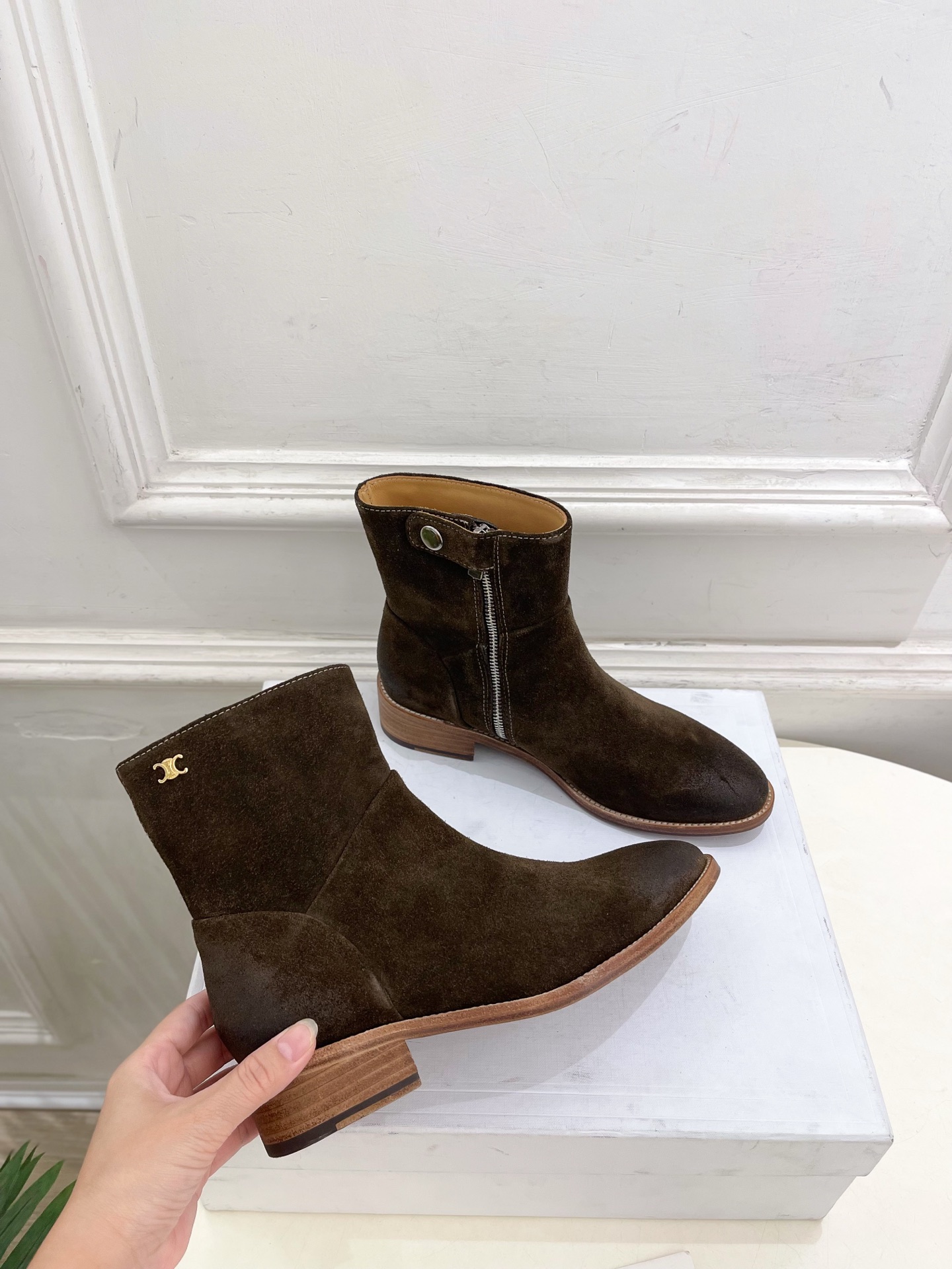 CELINE | 赛琳 26𝐬𝐬 💛2026秋冬新品 凯旋门复古西部粗跟侧拉链短靴 上新! 🔜BS 这一季的赛琳真 CELINE | 赛琳 26𝐬𝐬 💛2026秋冬新品 凯旋门复古西部粗跟侧拉链短靴 上新! 🔜BS 这一季的赛琳真