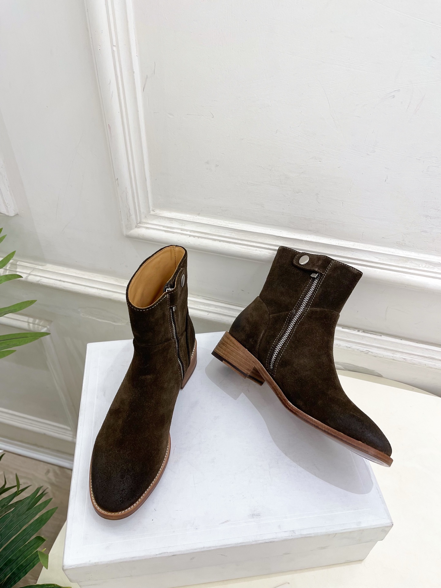 CELINE | 赛琳 26𝐬𝐬 💛2026秋冬新品 凯旋门复古西部粗跟侧拉链短靴 上新! 🔜BS 这一季的赛琳真 CELINE | 赛琳 26𝐬𝐬 💛2026秋冬新品 凯旋门复古西部粗跟侧拉链短靴 上新! 🔜BS 这一季的赛琳真