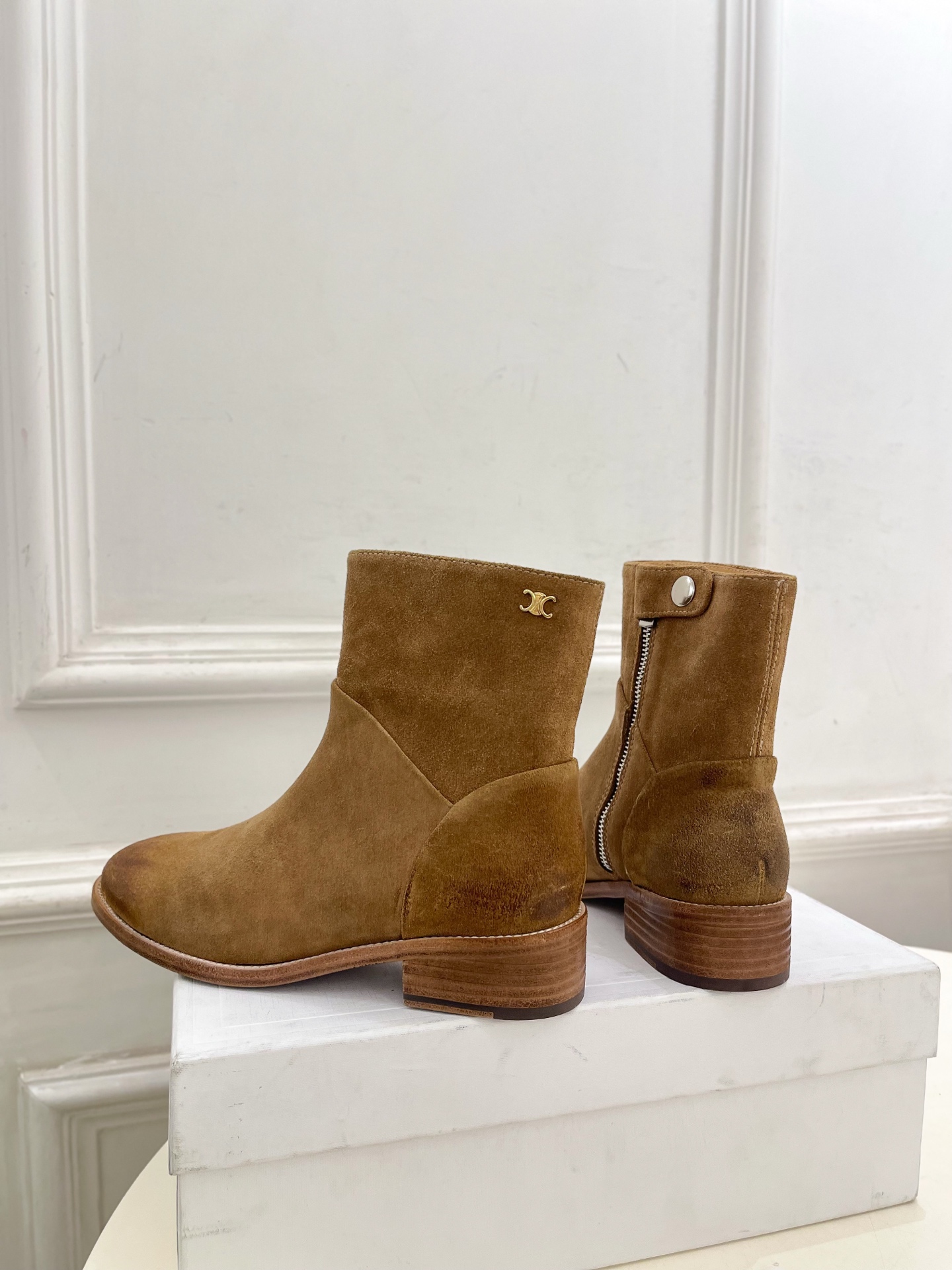 CELINE | 赛琳 26𝐬𝐬 💛2026秋冬新品 凯旋门复古西部粗跟侧拉链短靴 上新! 🔜BS 这一季的赛琳真 CELINE | 赛琳 26𝐬𝐬 💛2026秋冬新品 凯旋门复古西部粗跟侧拉链短靴 上新! 🔜BS 这一季的赛琳真